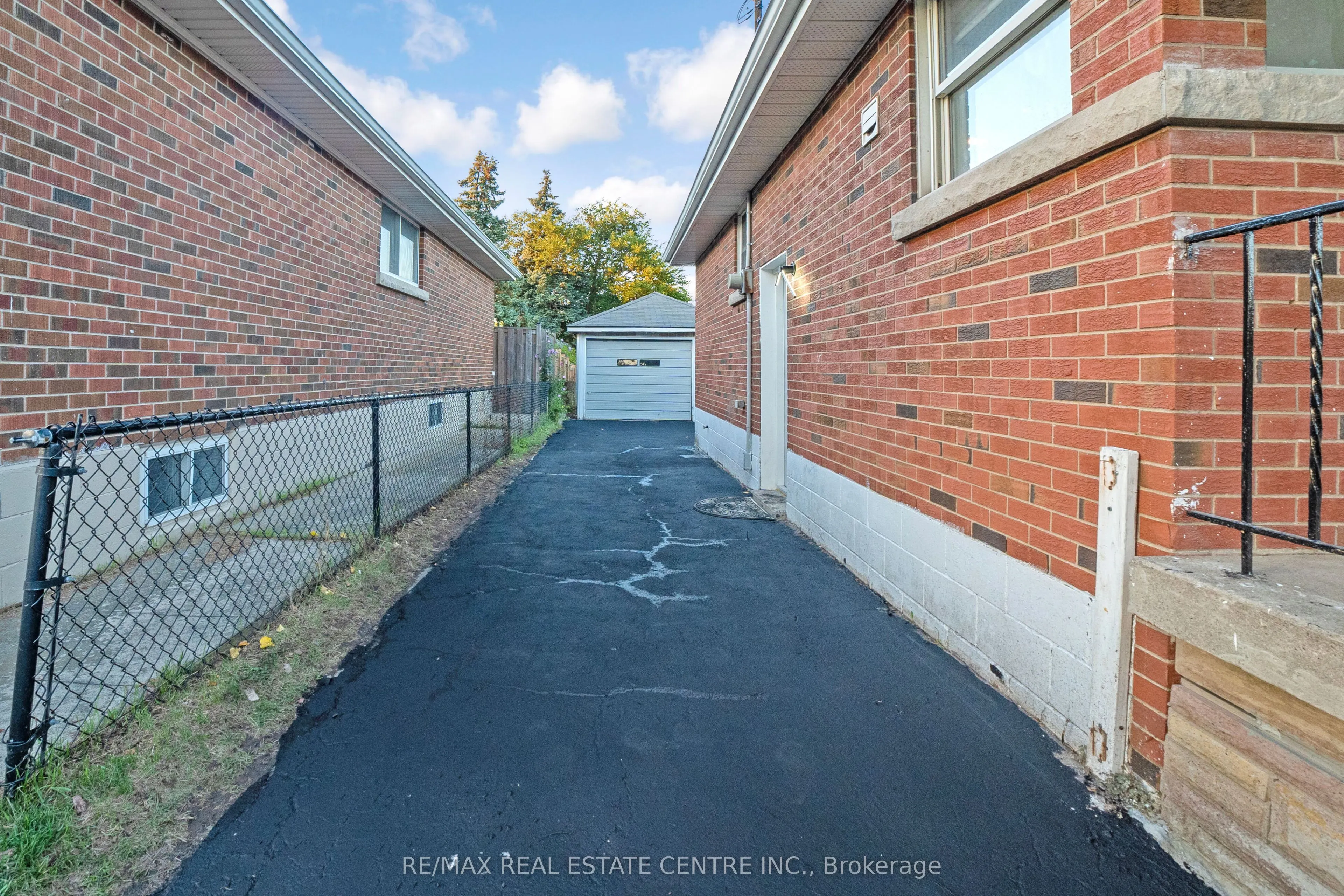 959 Mohawk Road E