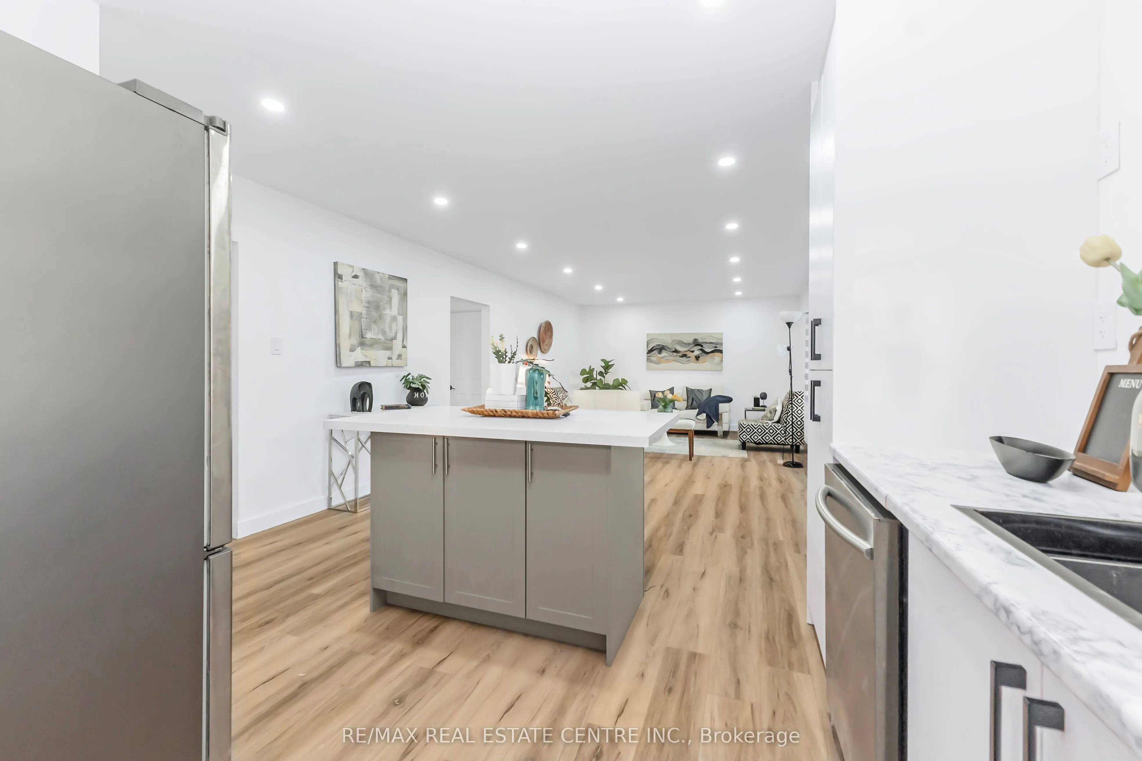959 Mohawk Road E