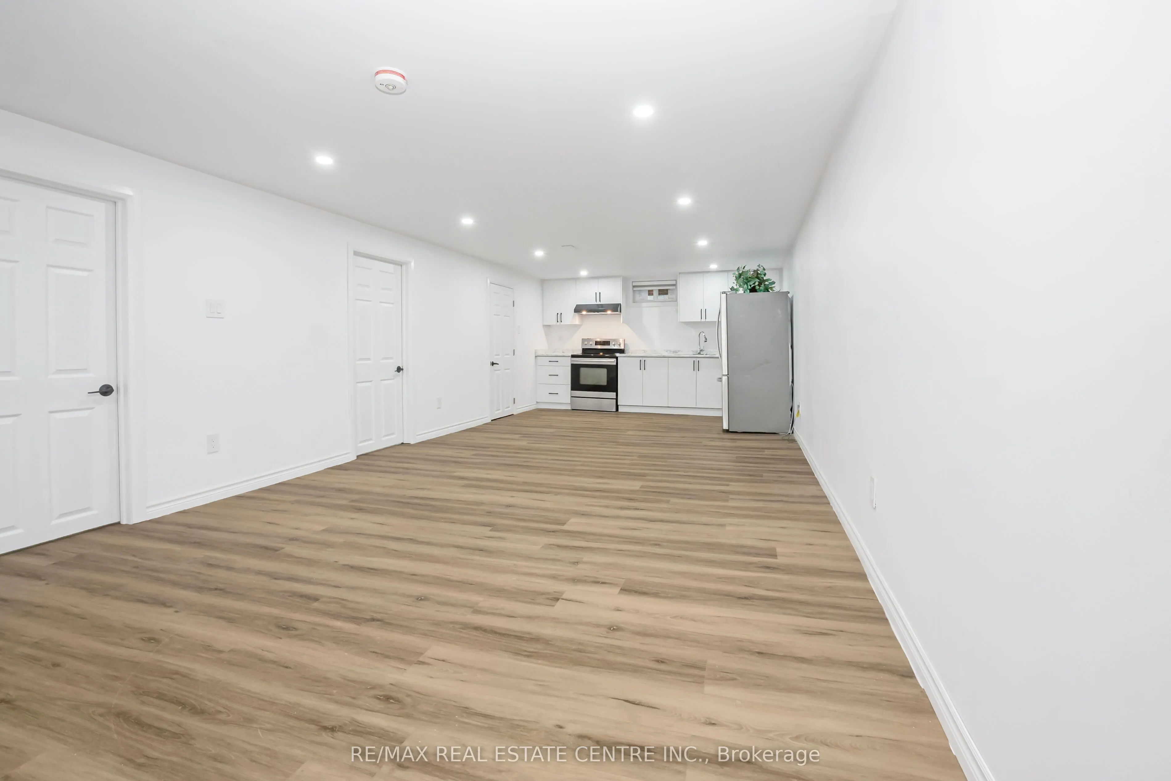 959 Mohawk Road E
