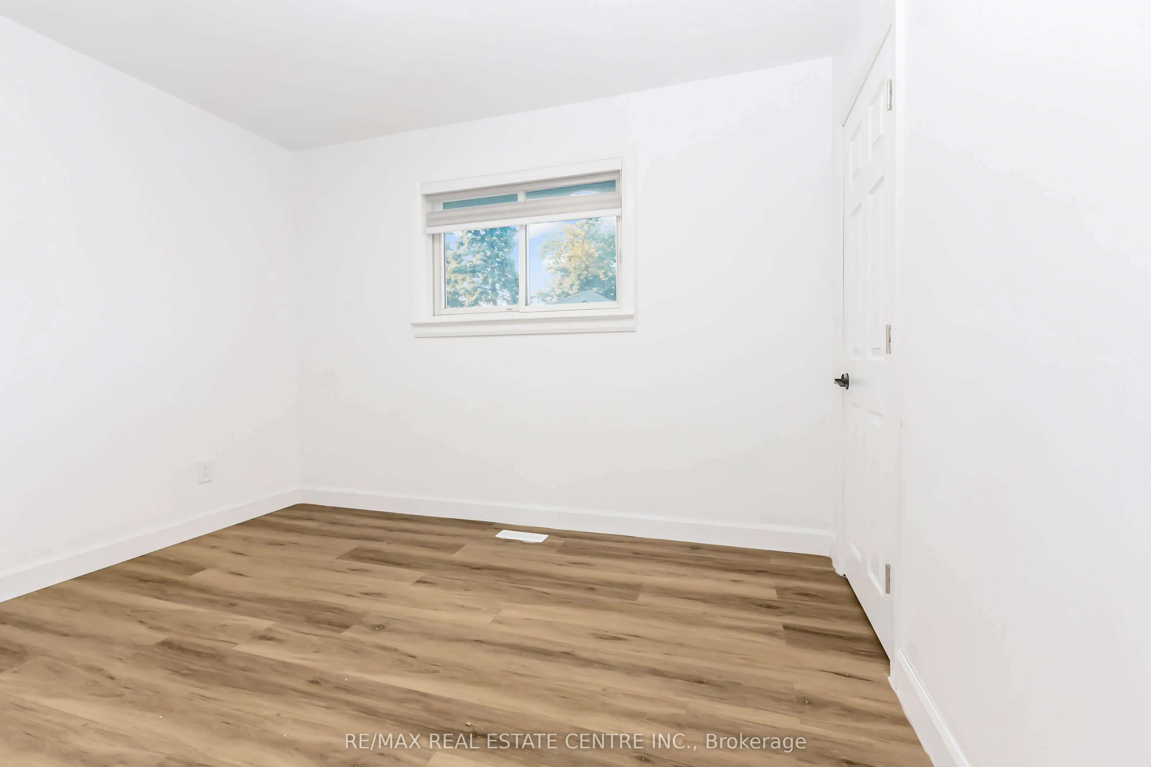 959 Mohawk Road E
