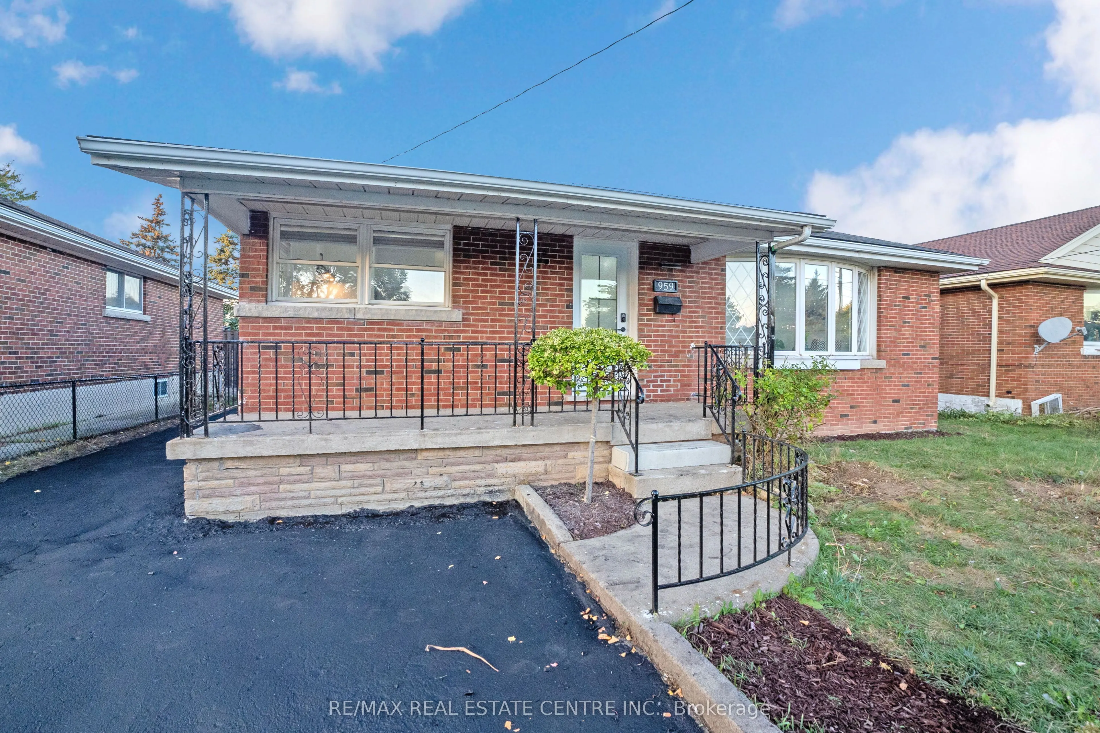 959 Mohawk Road E