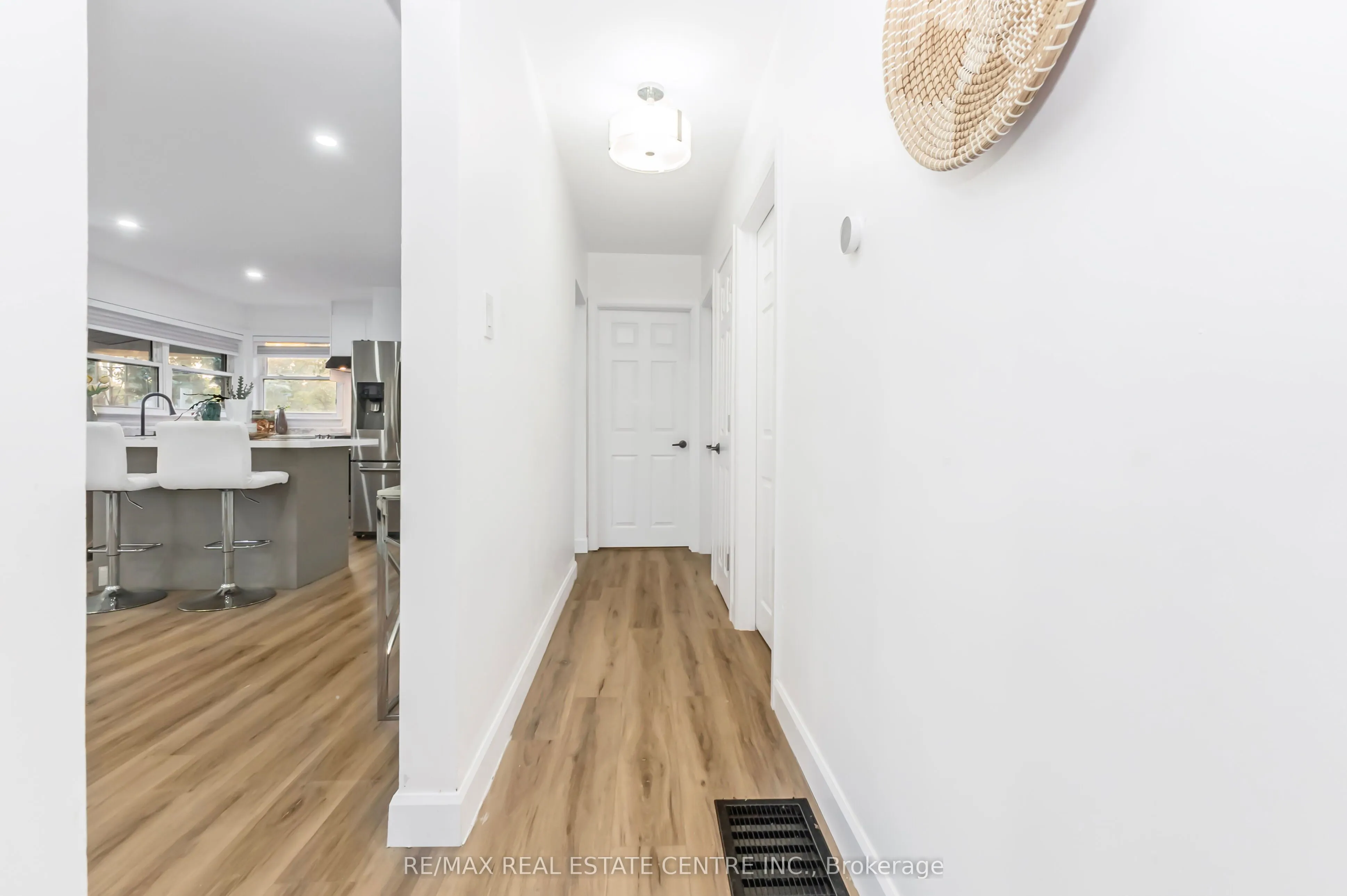 959 Mohawk Road E