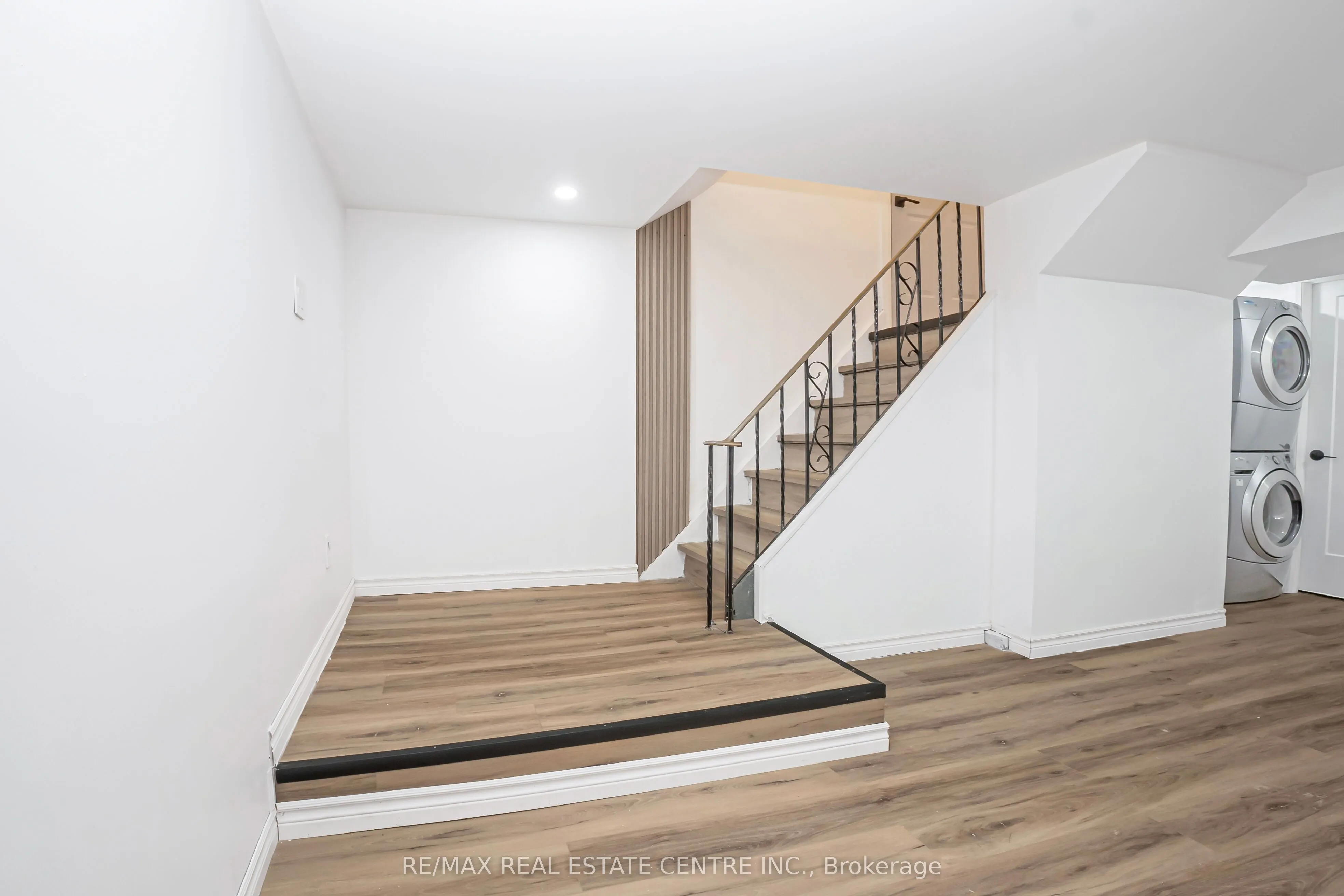 959 Mohawk Road E