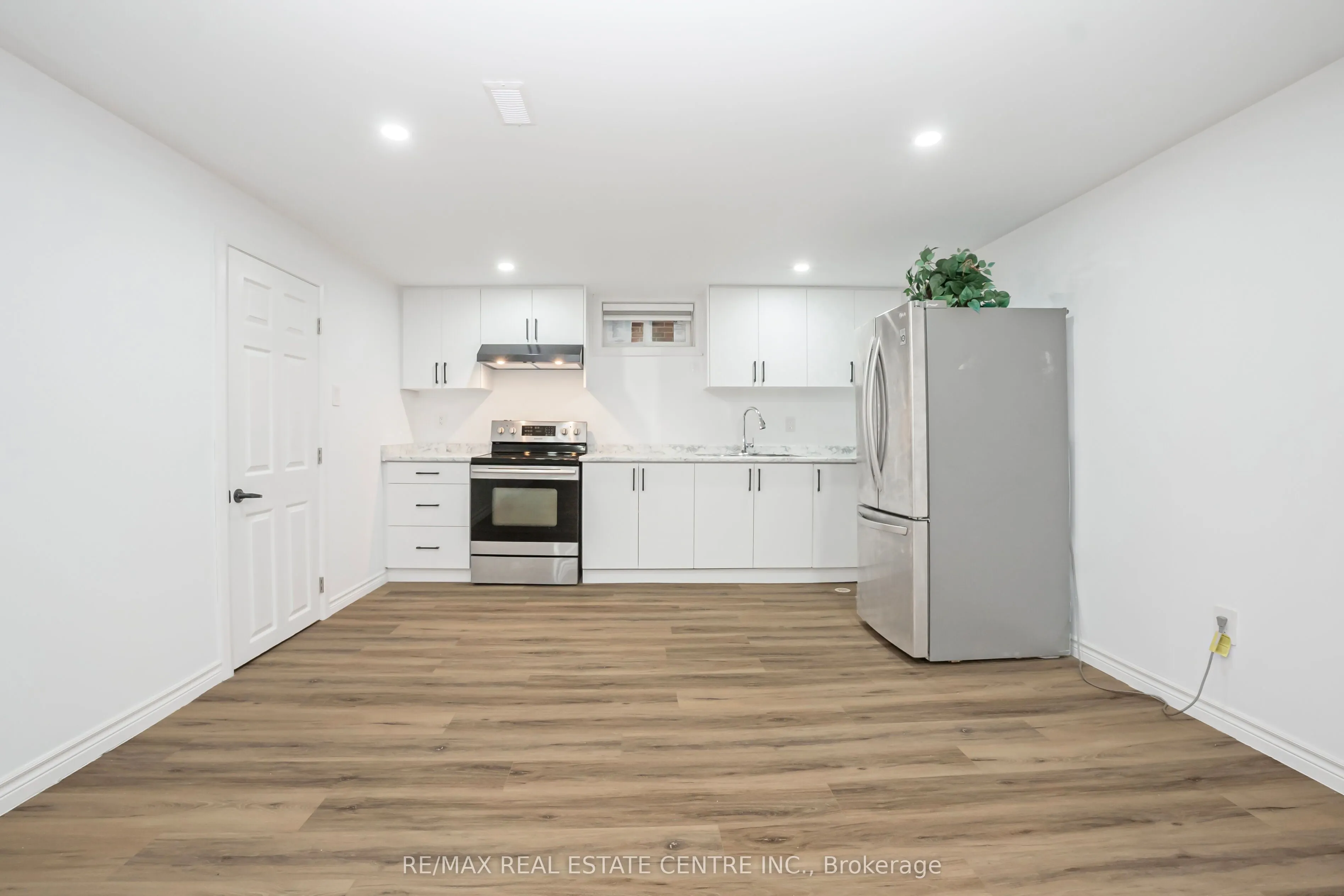 959 Mohawk Road E
