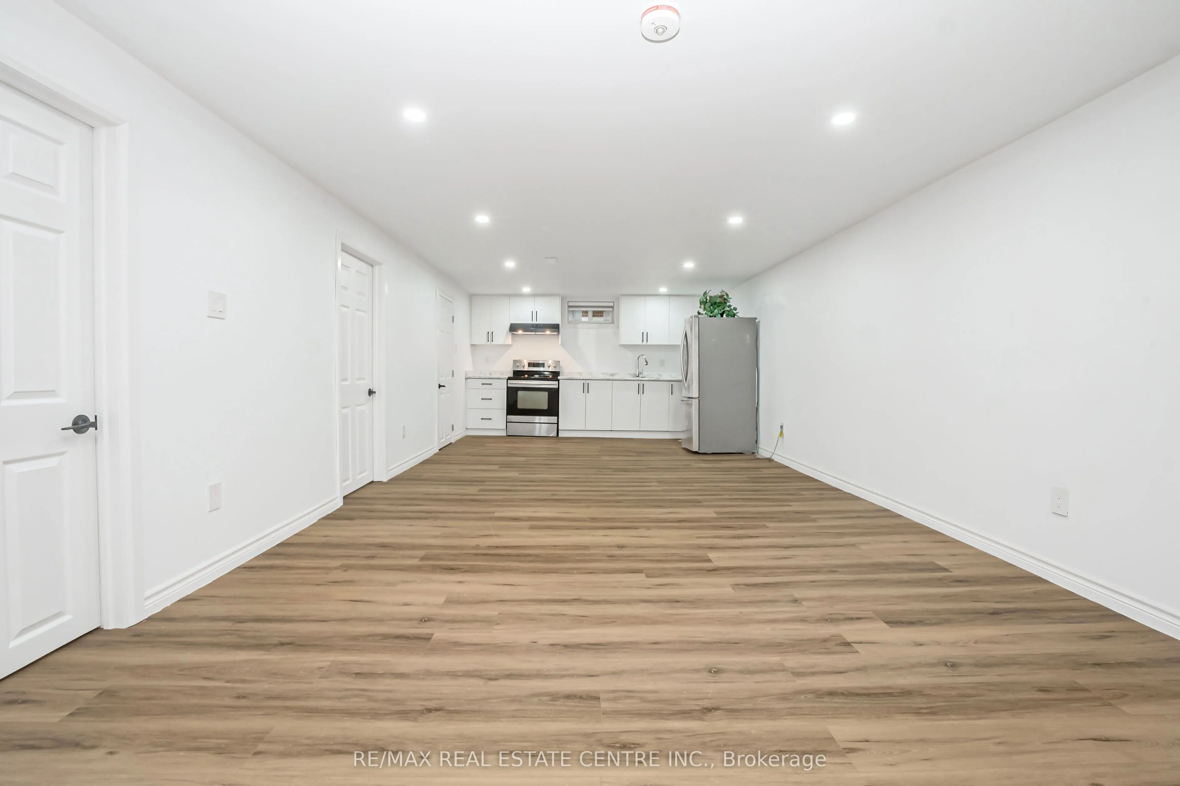 959 Mohawk Road E