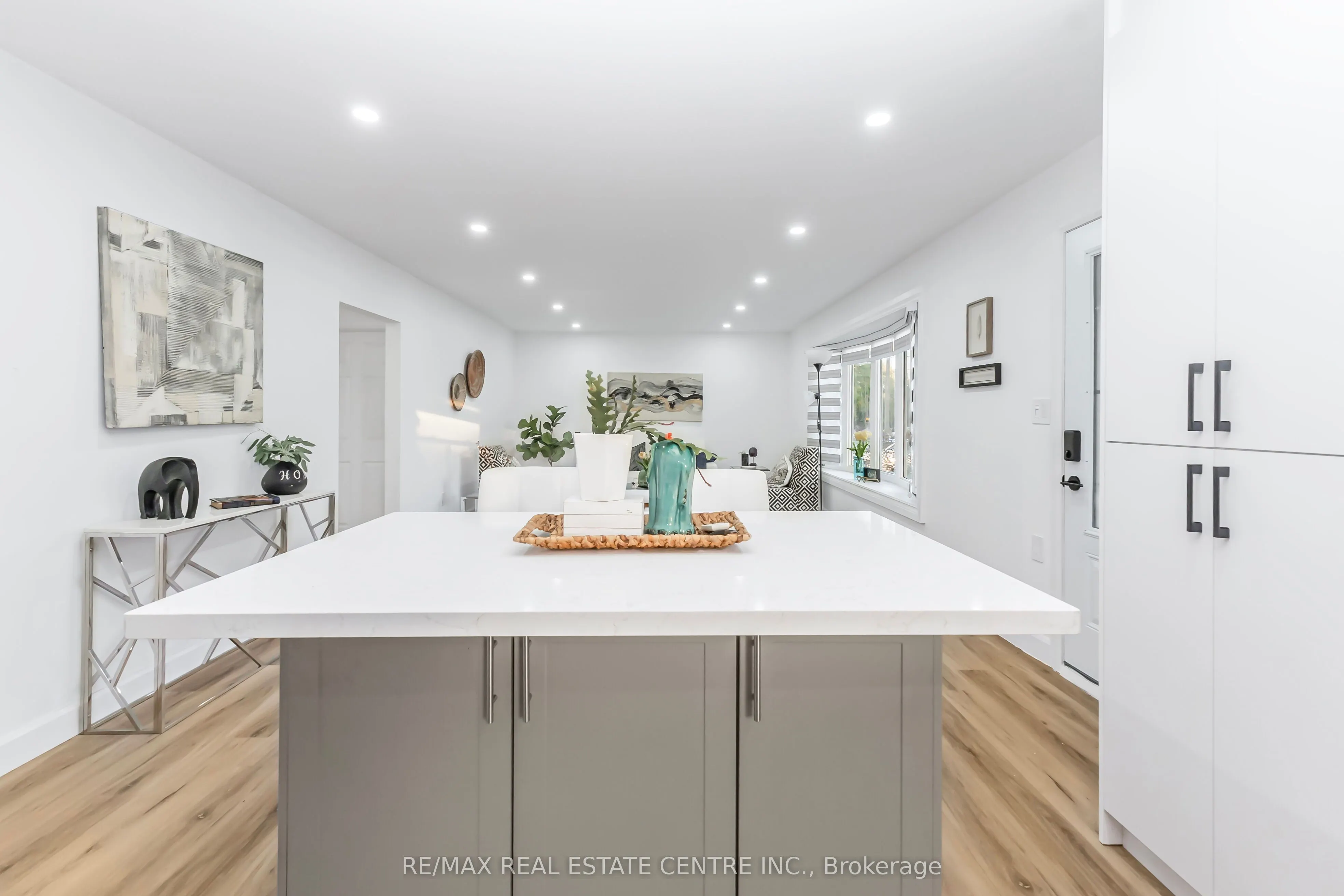 959 Mohawk Road E