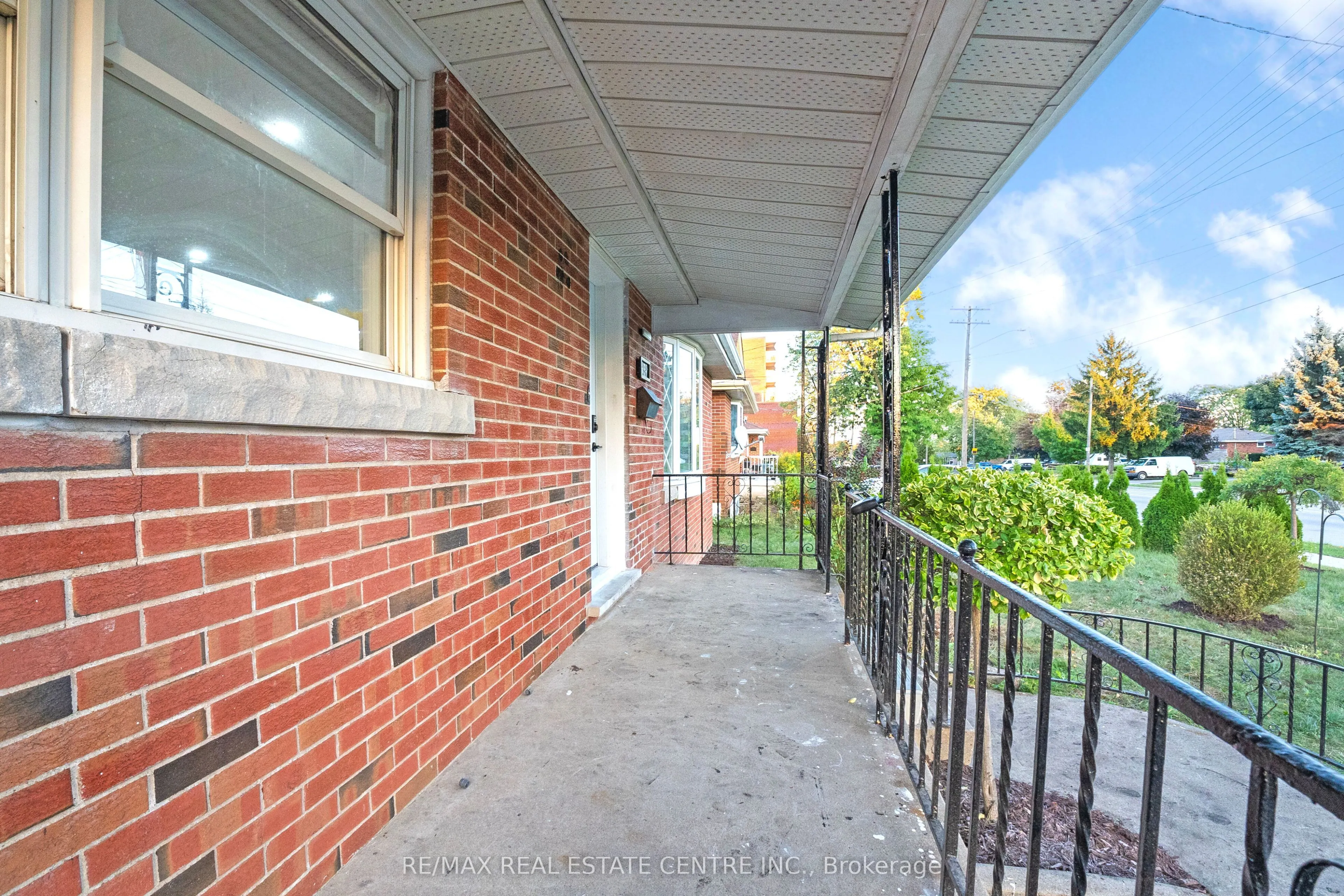 959 Mohawk Road E