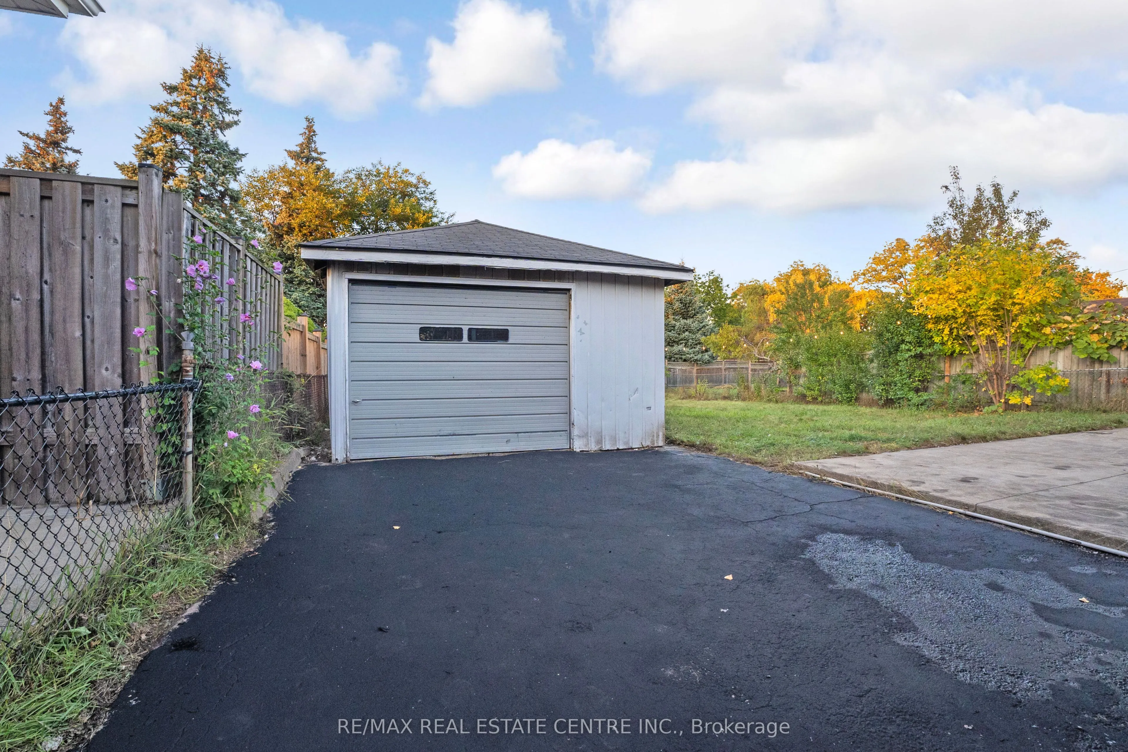 959 Mohawk Road E