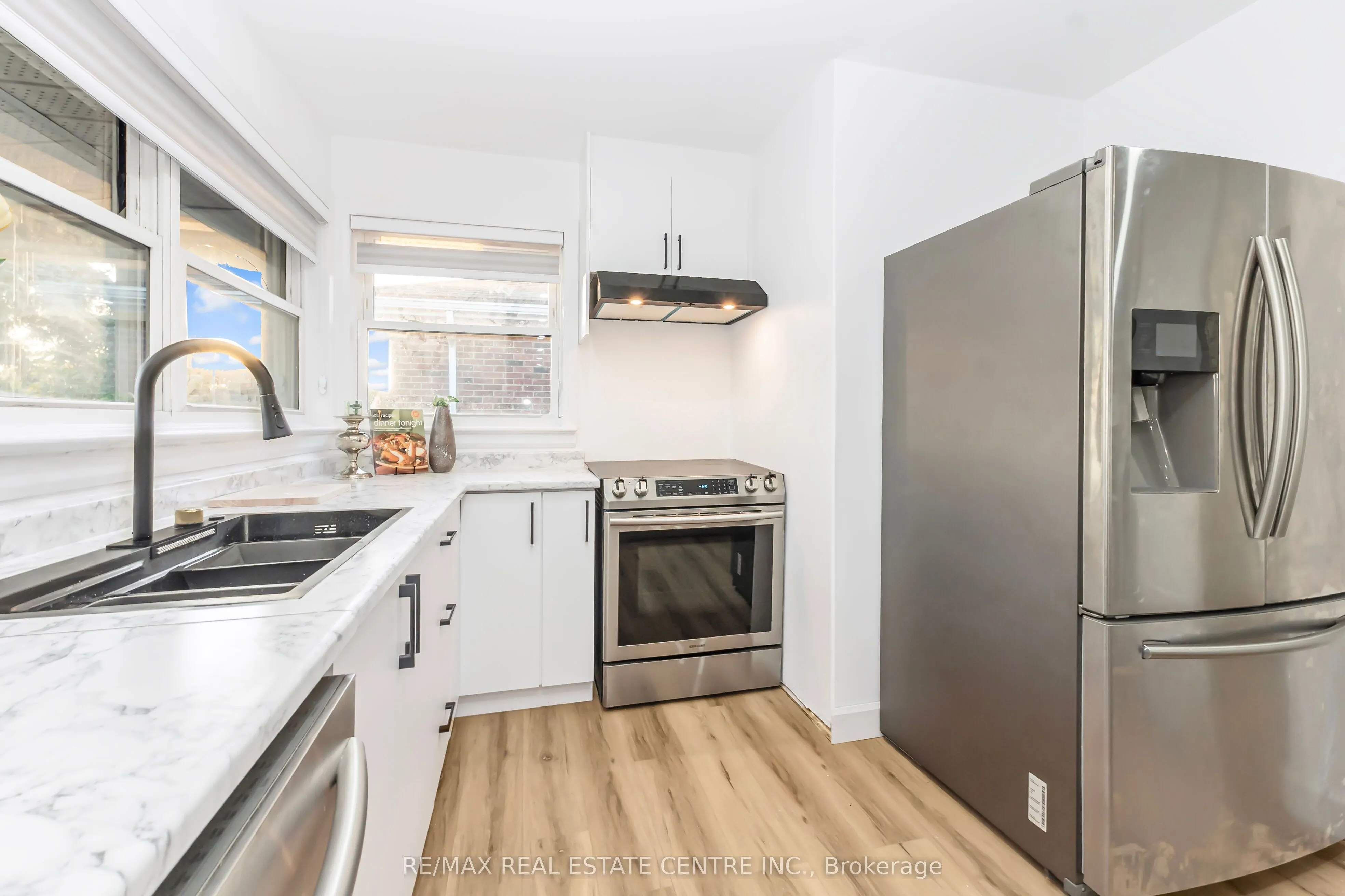 959 Mohawk Road E