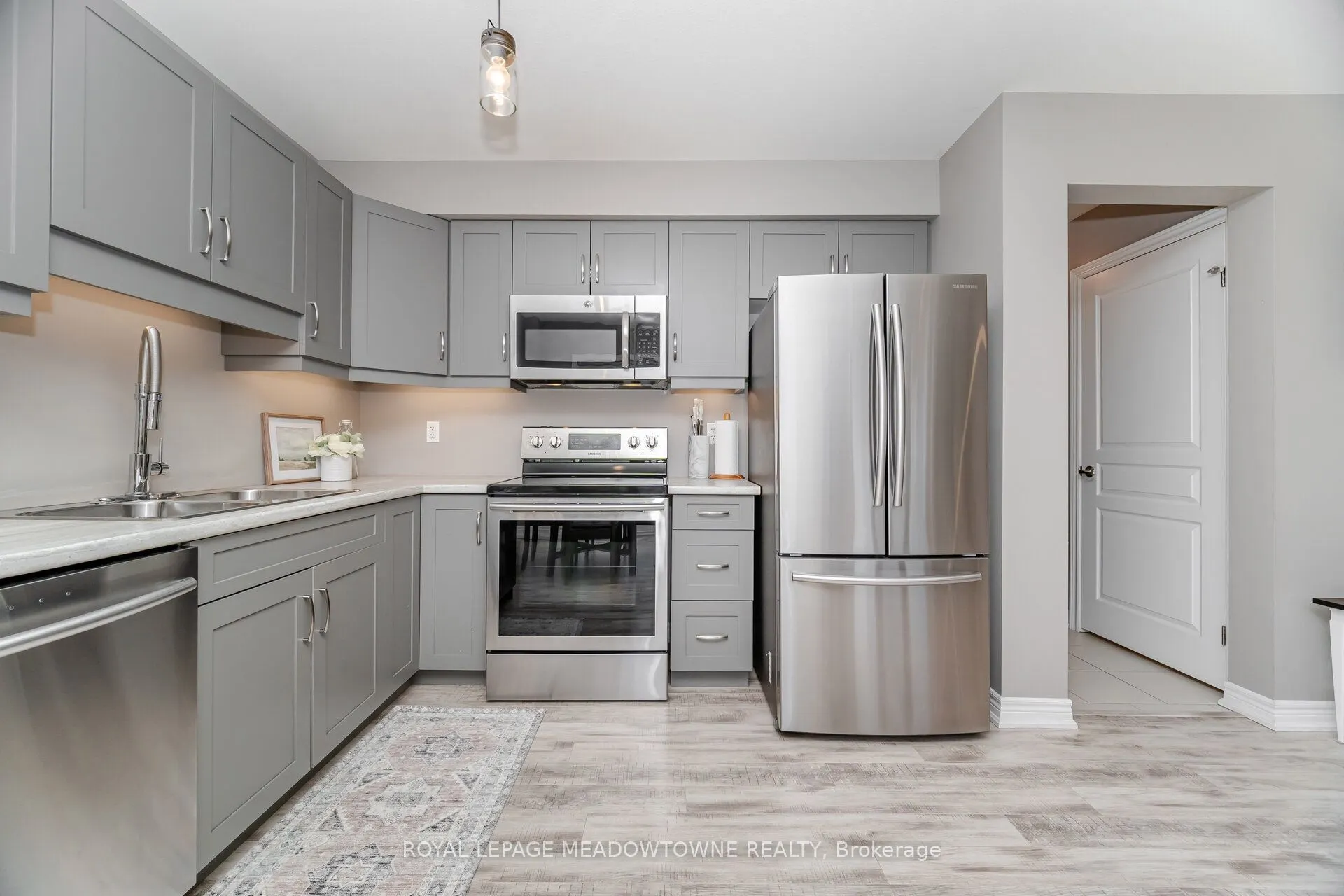 6338 Shapton Crescent