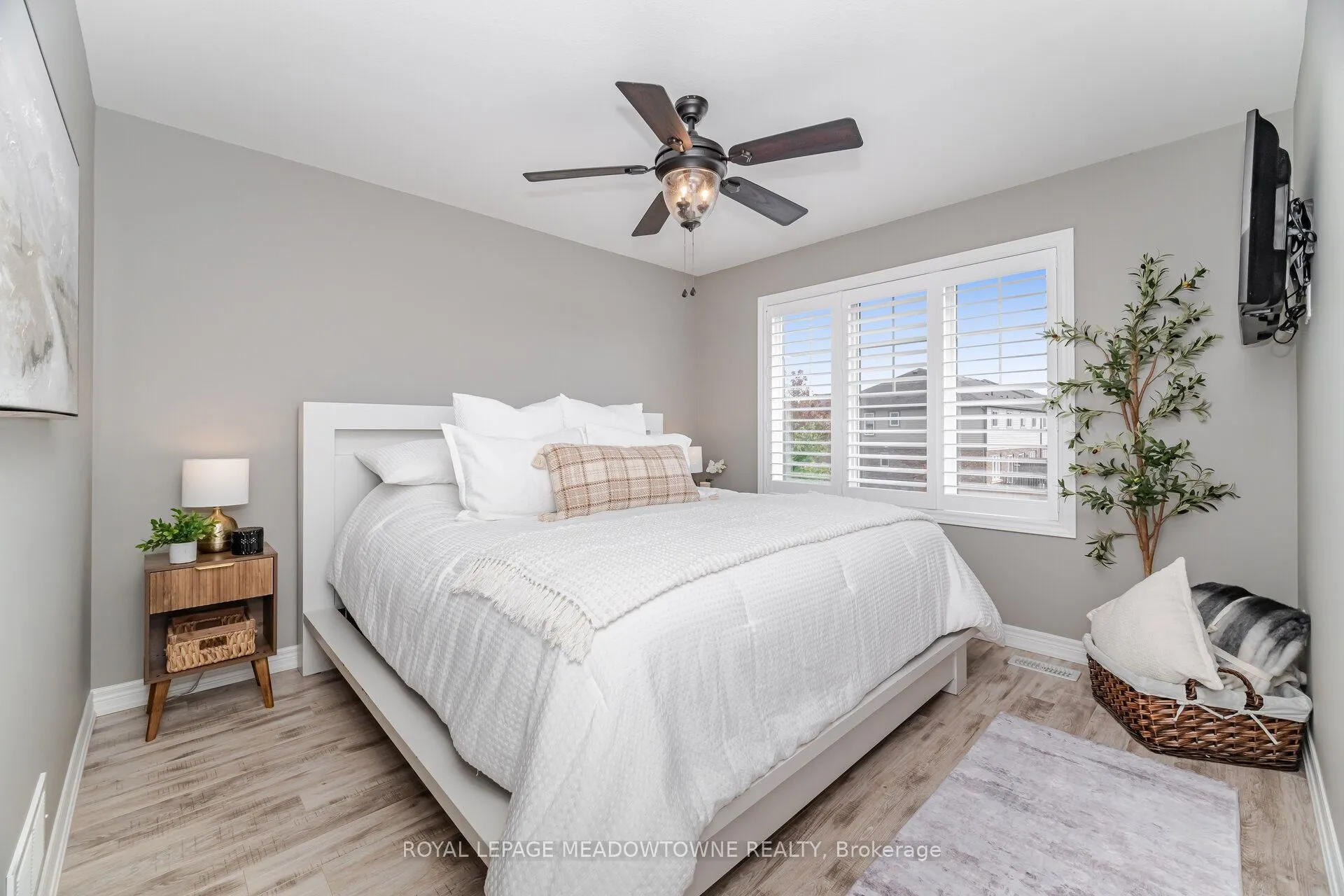6338 Shapton Crescent