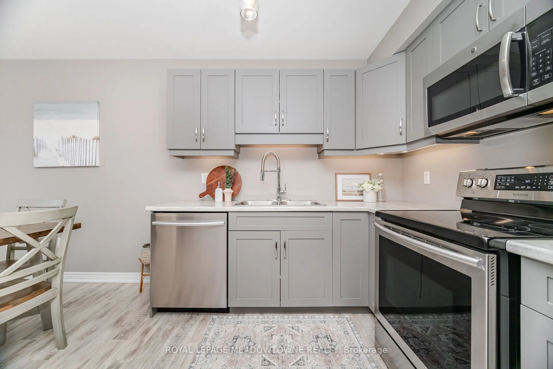 6338 Shapton Crescent