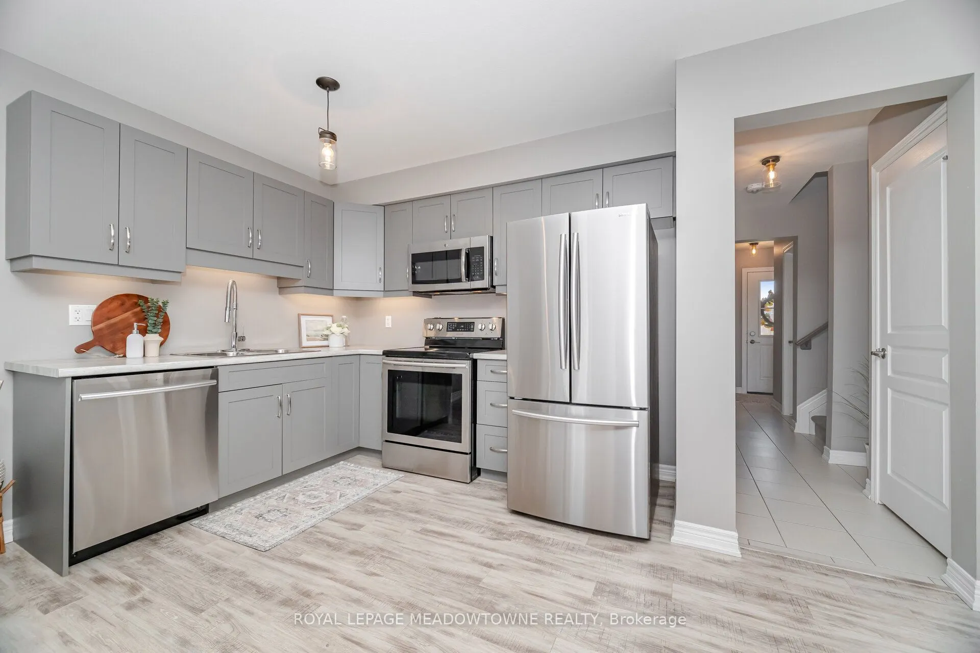 6338 Shapton Crescent