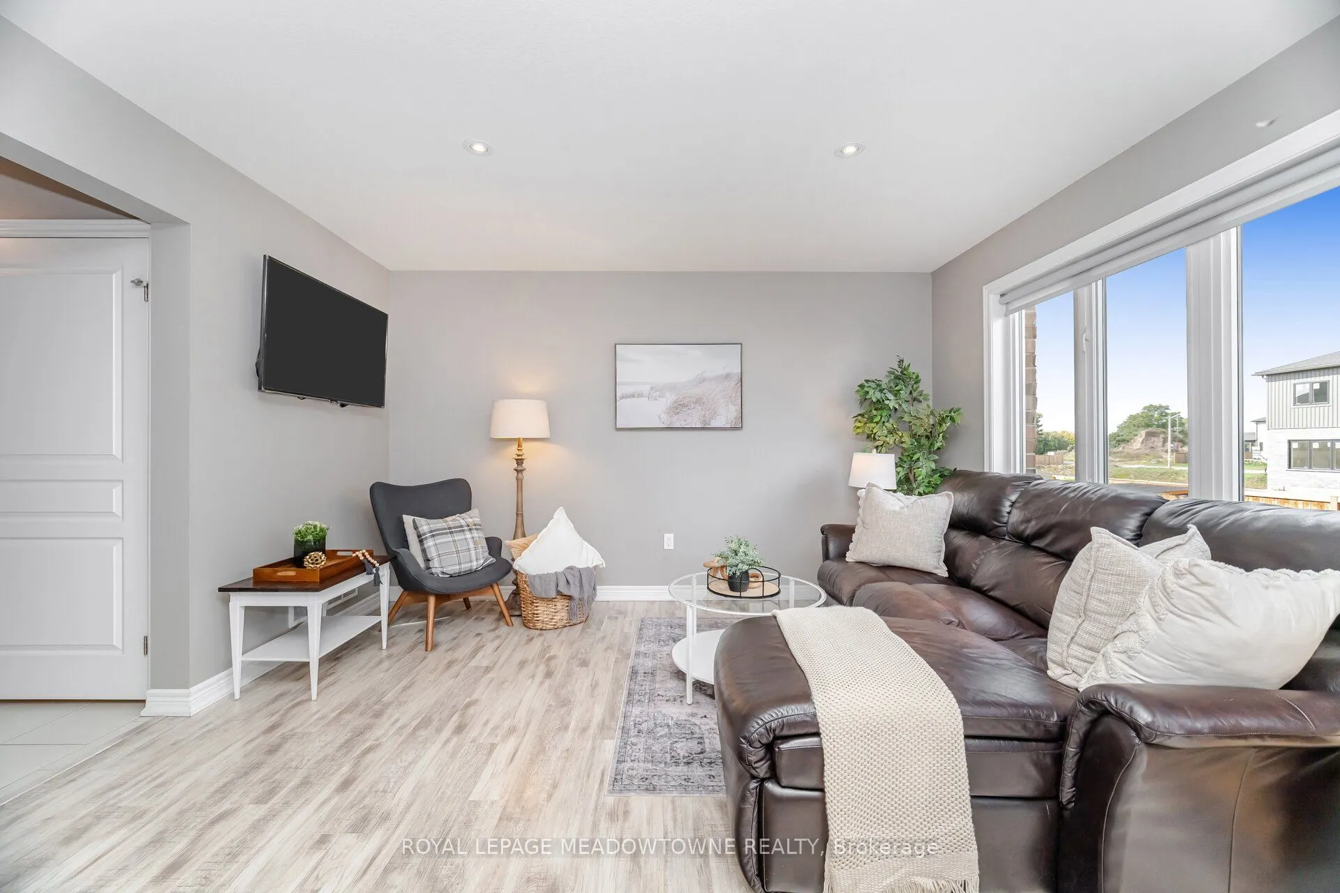 6338 Shapton Crescent
