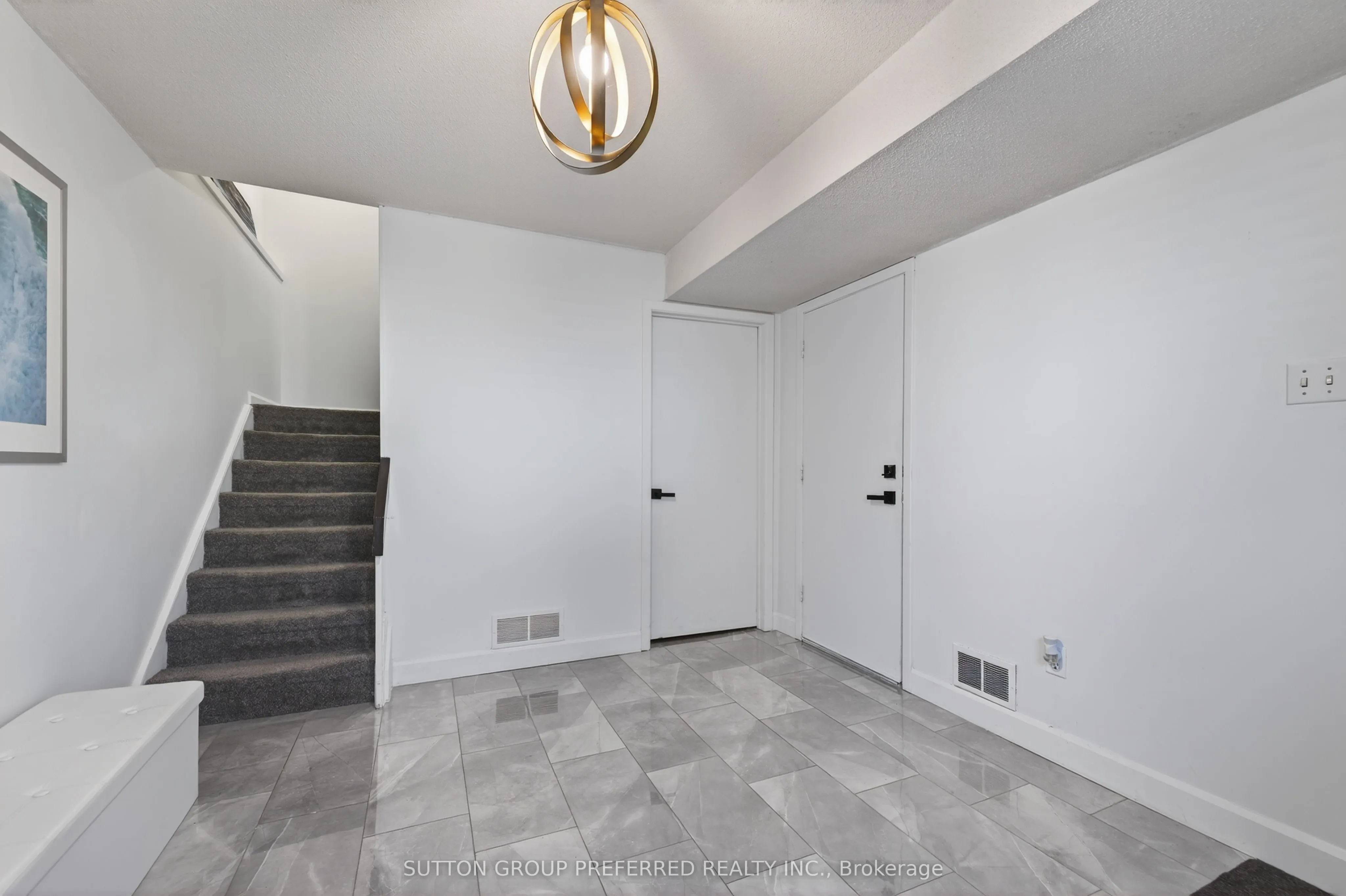 405 Everglade Crescent, #17