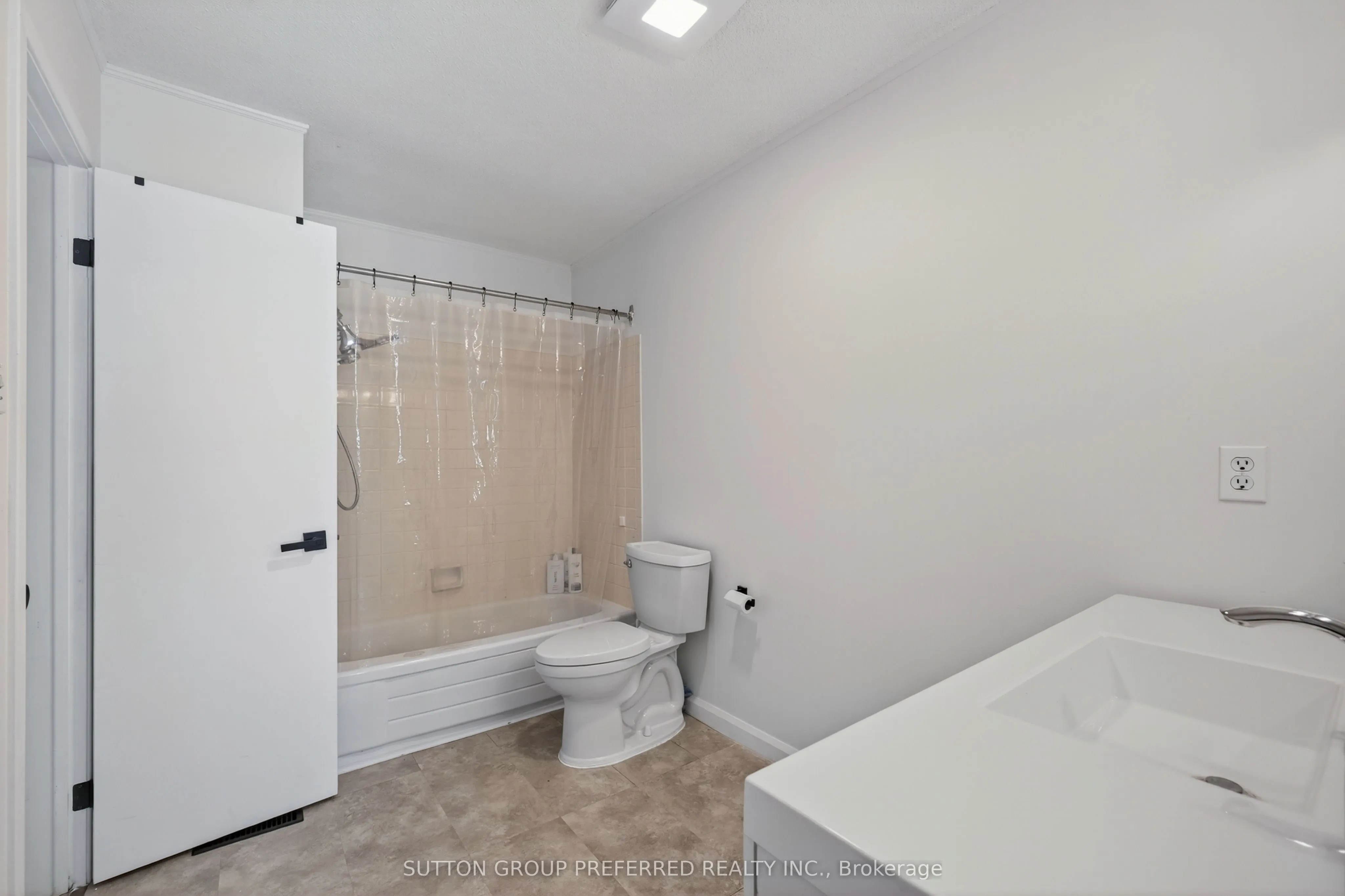 405 Everglade Crescent, #17
