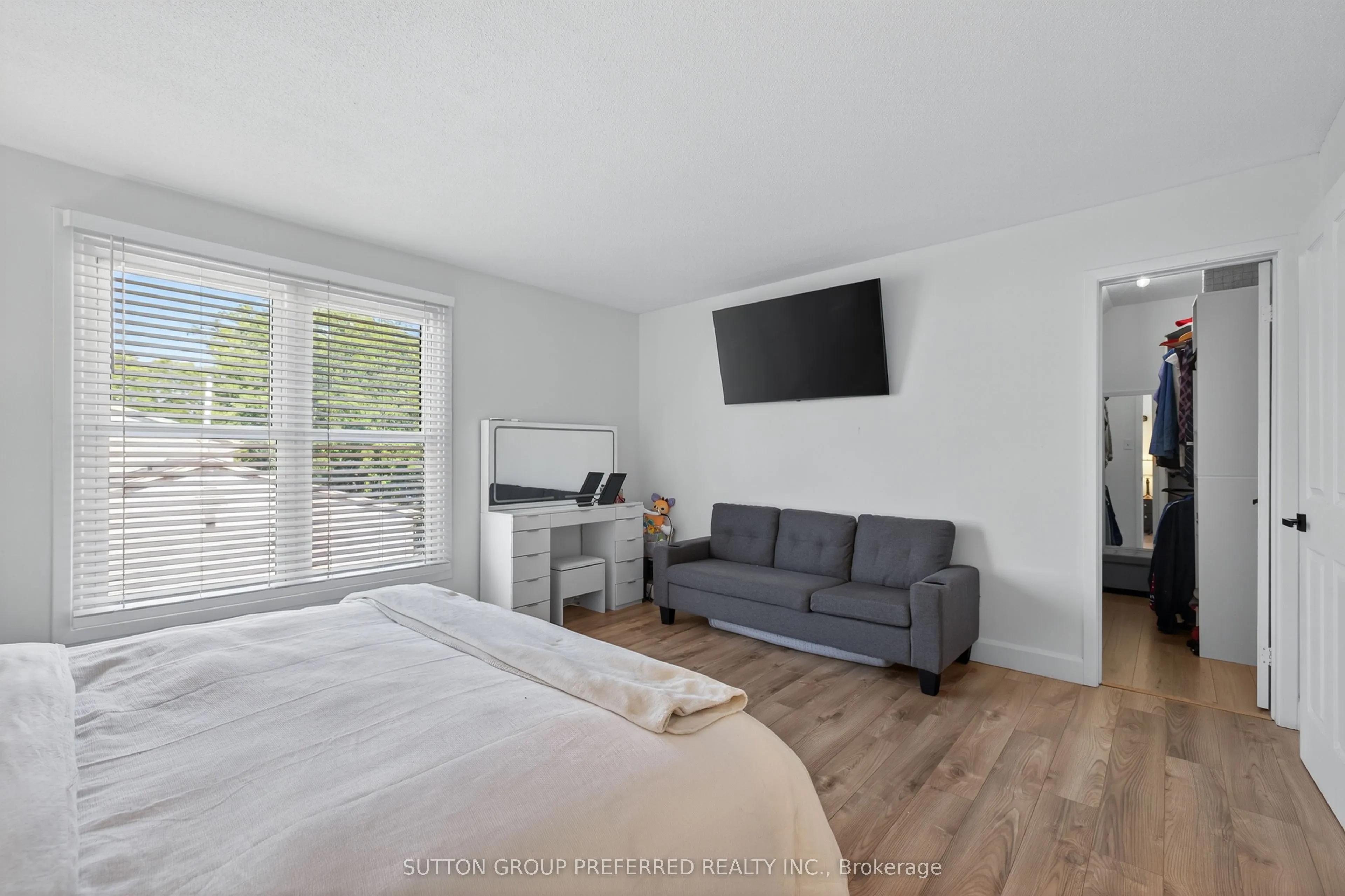 405 Everglade Crescent, #17