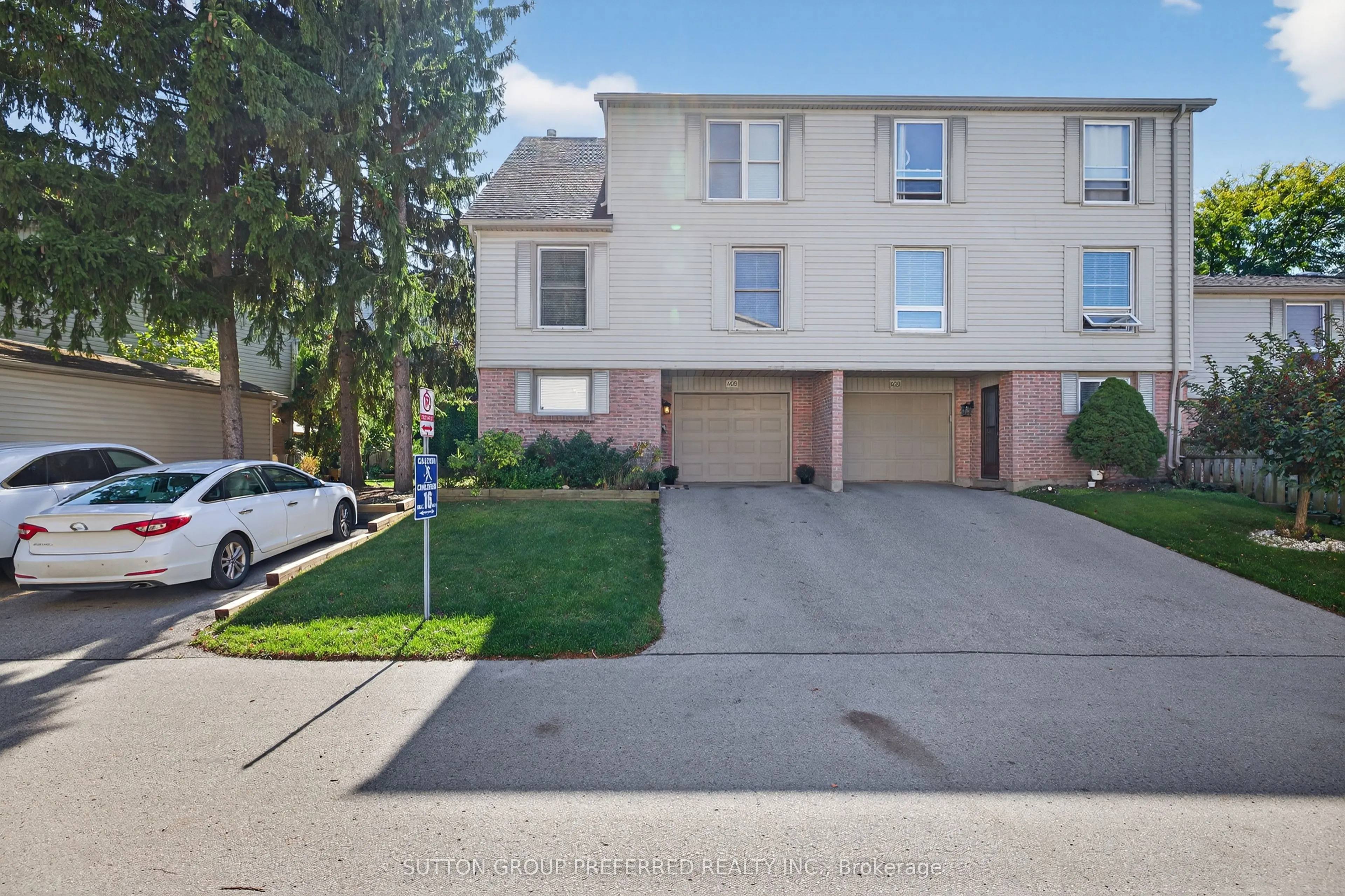 405 Everglade Crescent, #17
