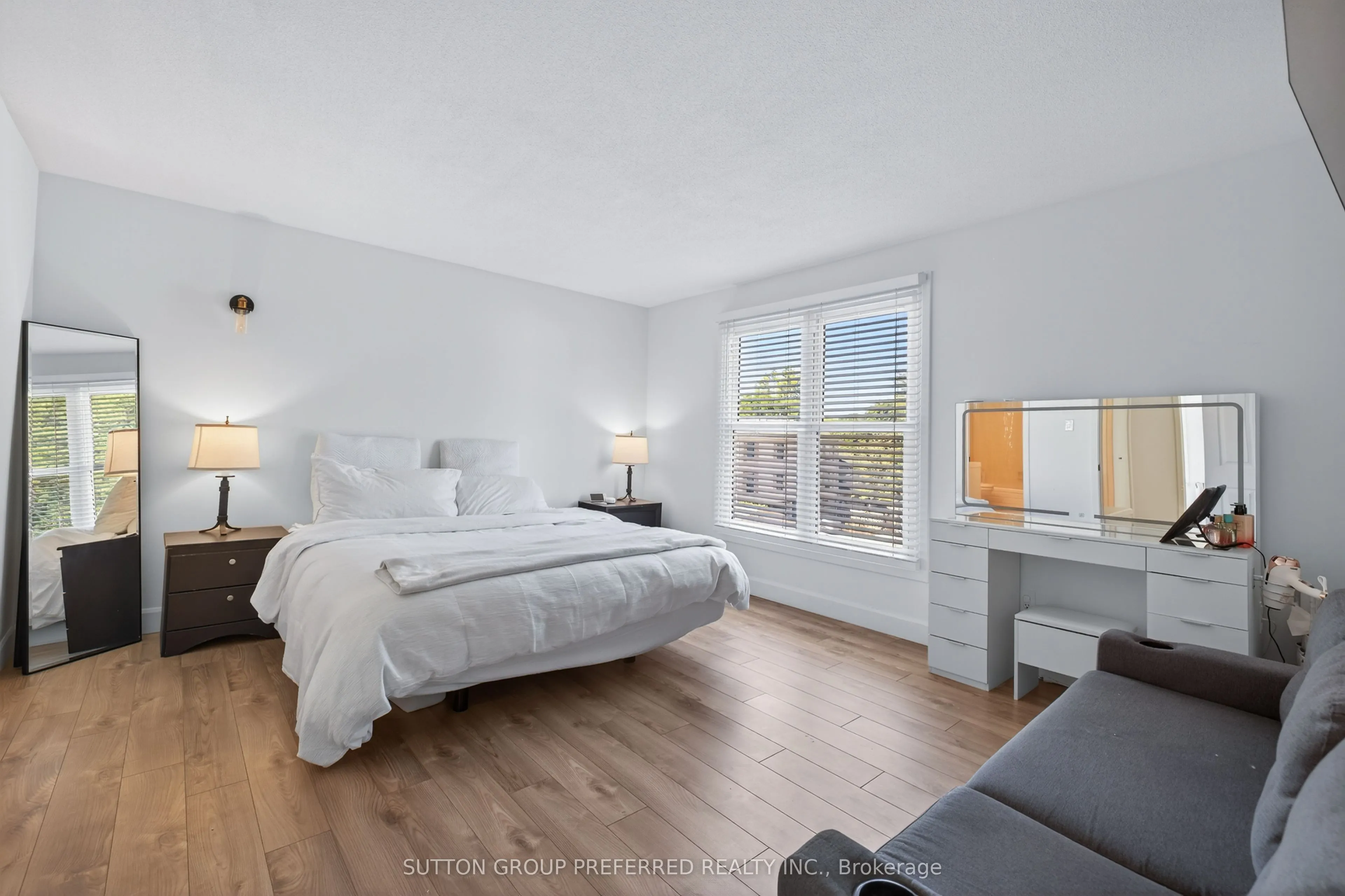 405 Everglade Crescent, #17