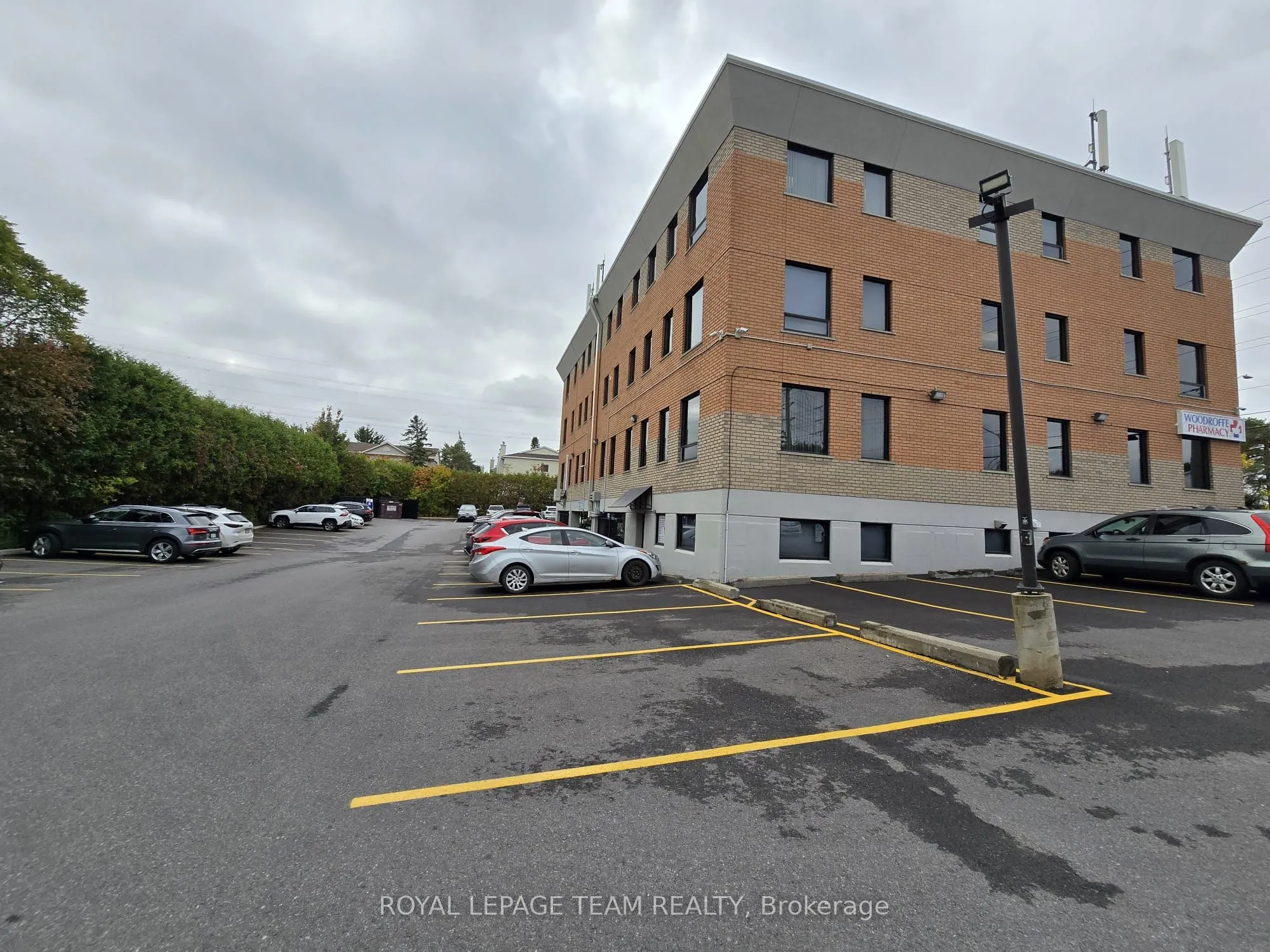 1637 WOODROFFE Avenue, #203