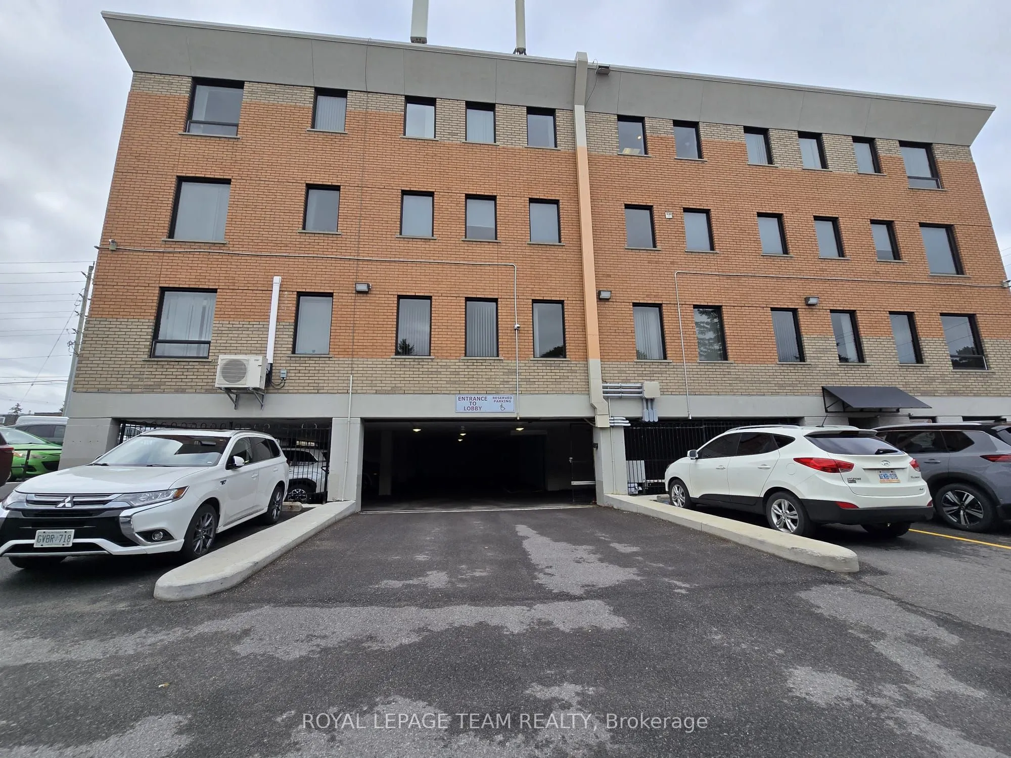1637 WOODROFFE Avenue, #203
