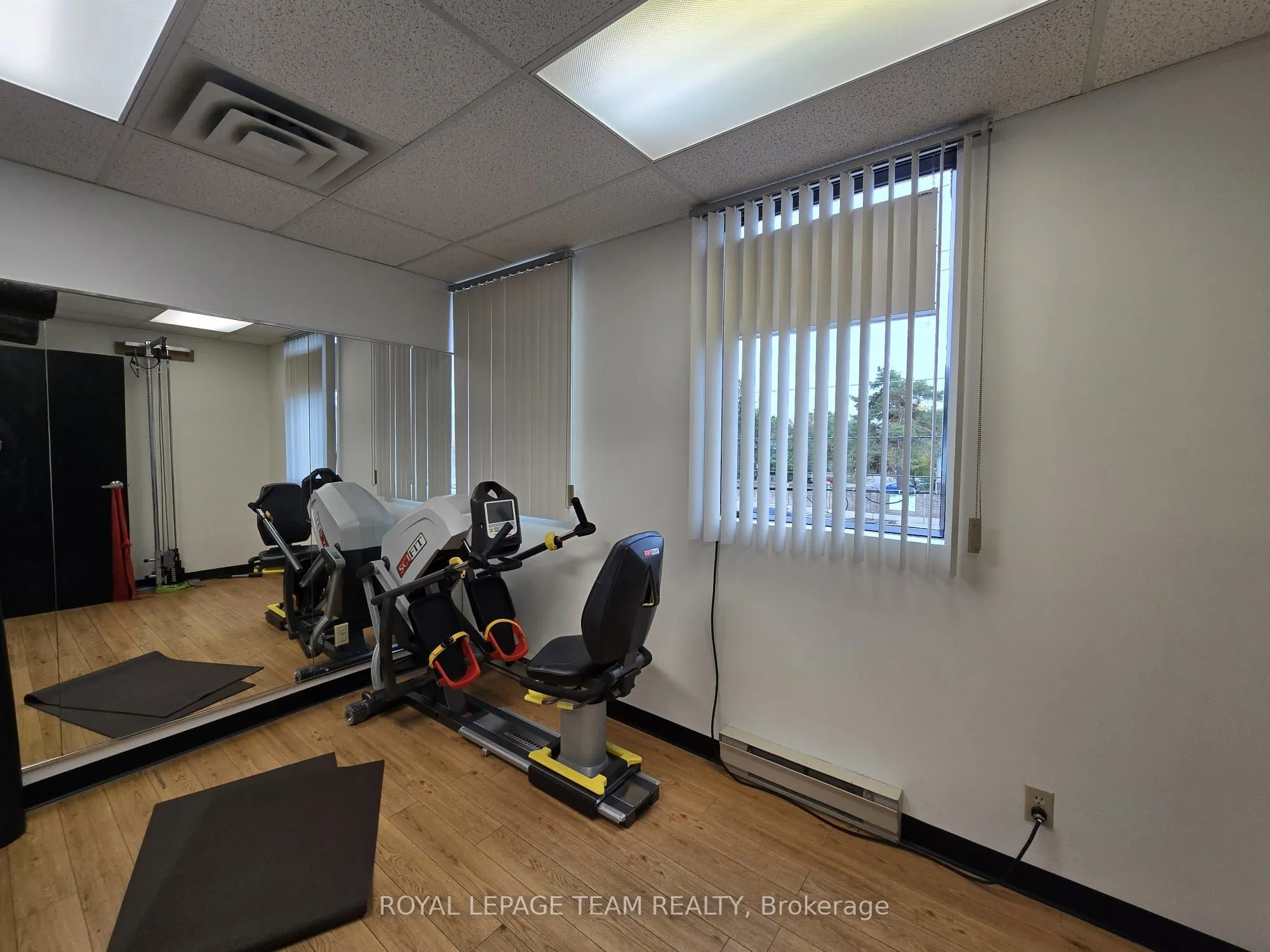 1637 WOODROFFE Avenue, #203