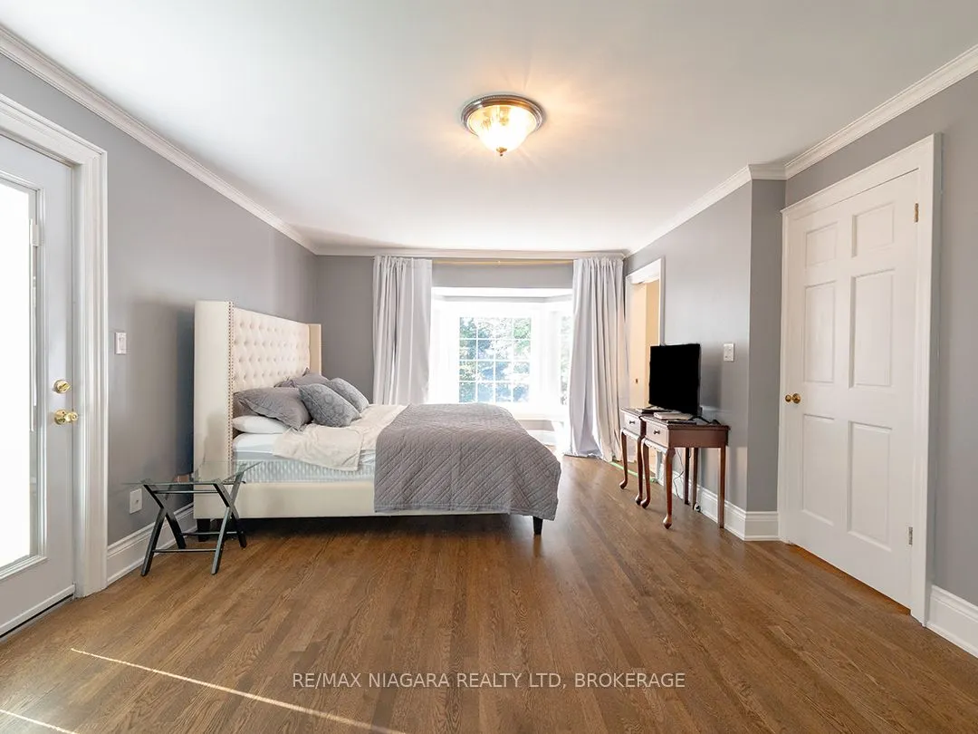 10187 Lakeshore Road W