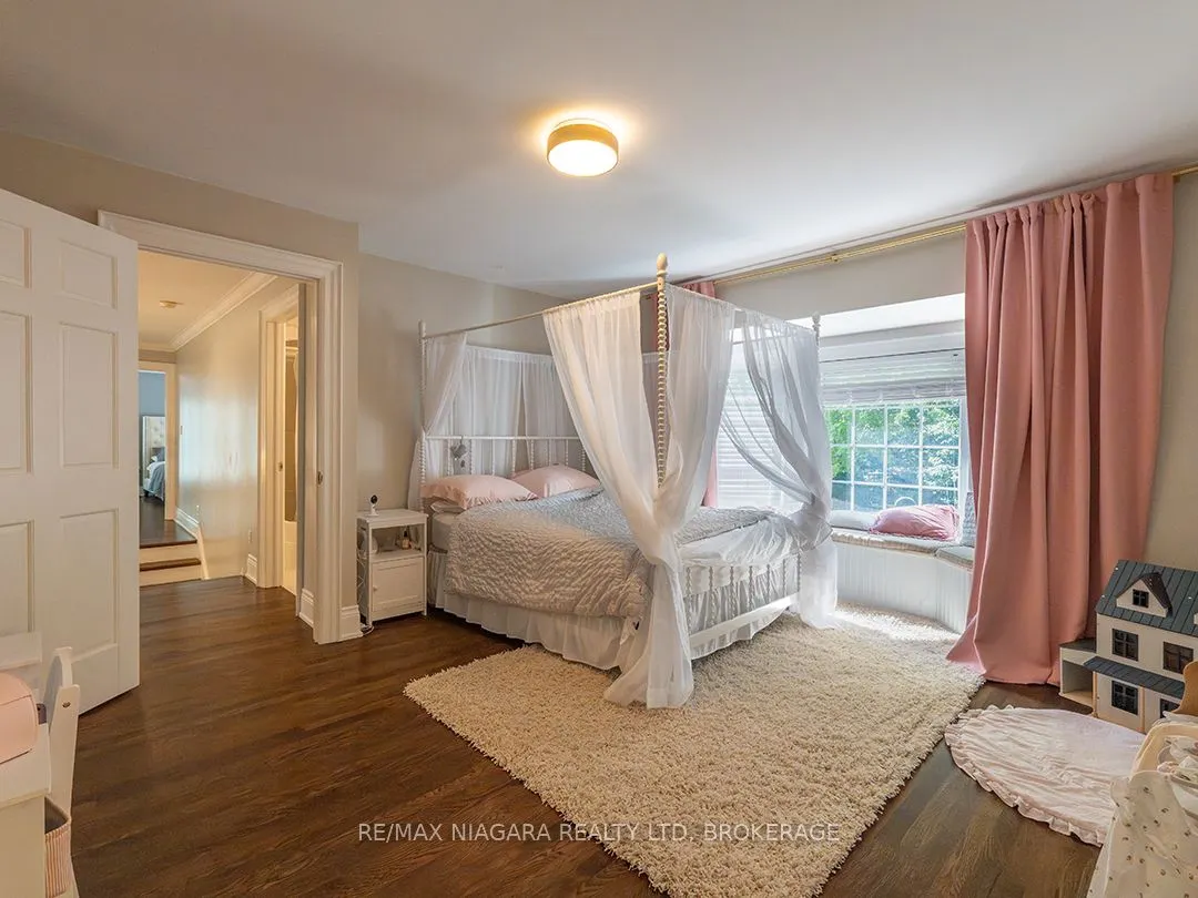 10187 Lakeshore Road W