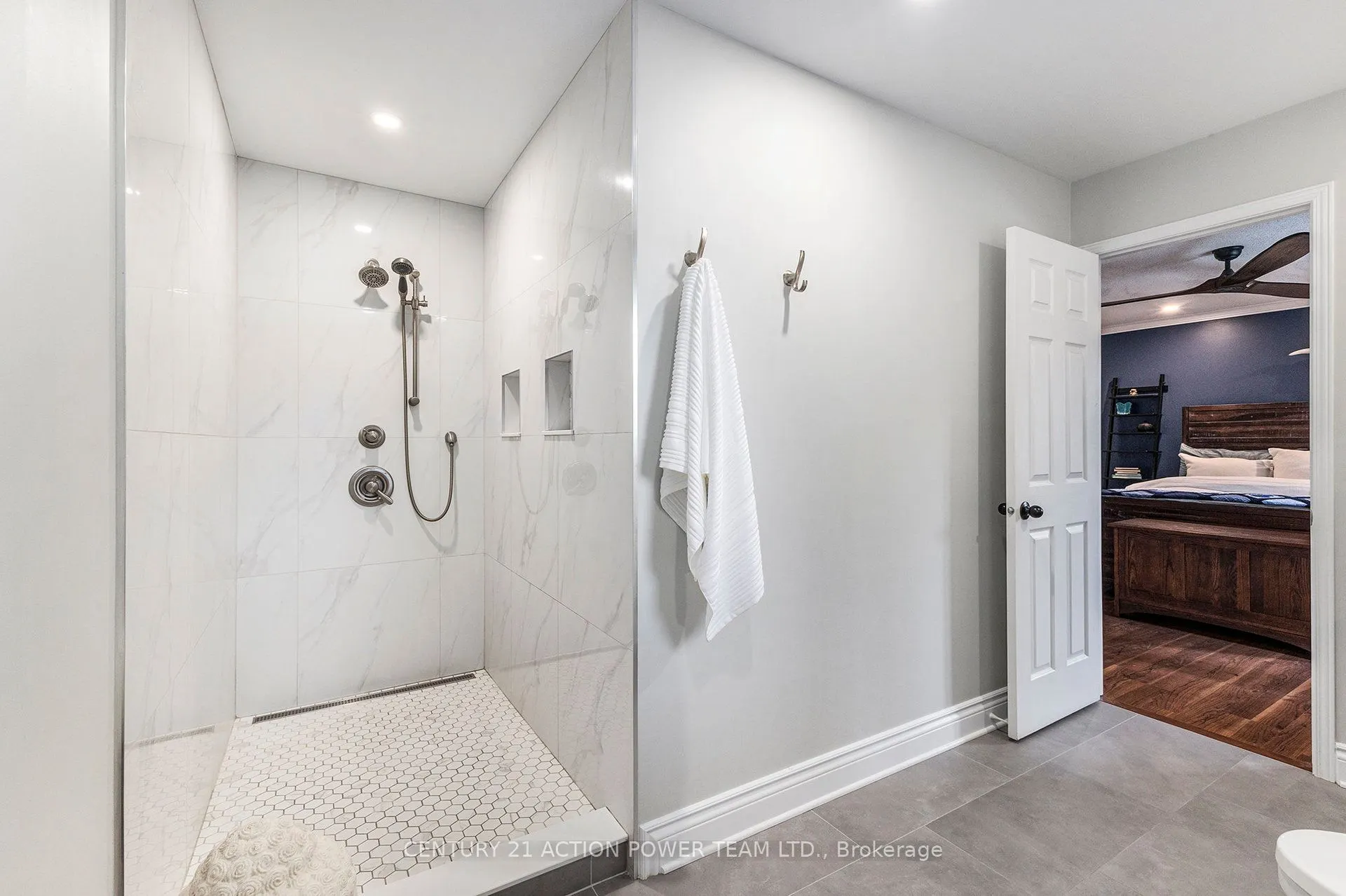 1017 SHEENBORO Crescent