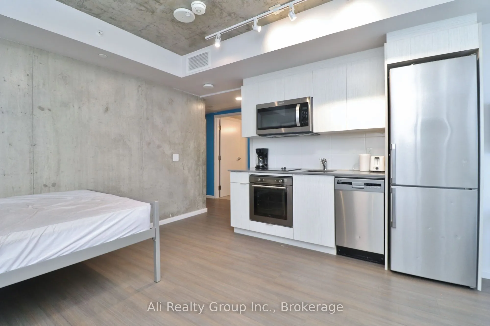 105 Champagne Avenue S, #1618