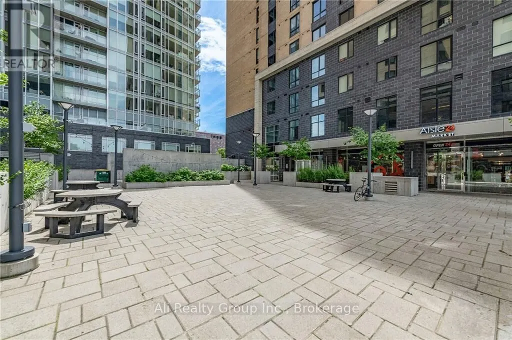105 Champagne Avenue S, #1618