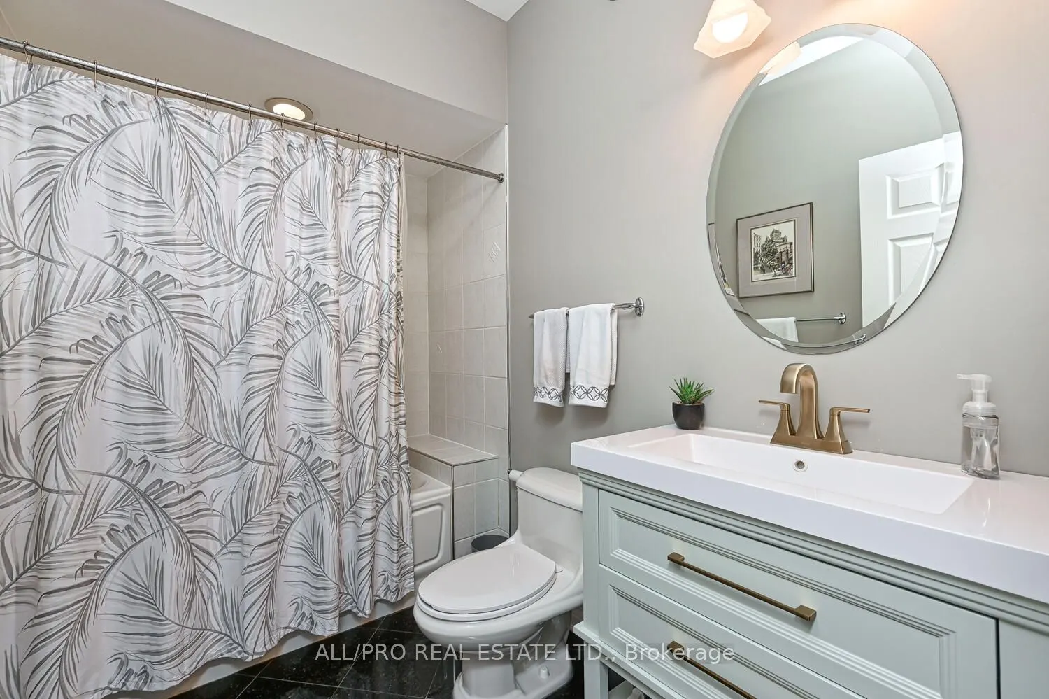 1238 Tintern Drive W