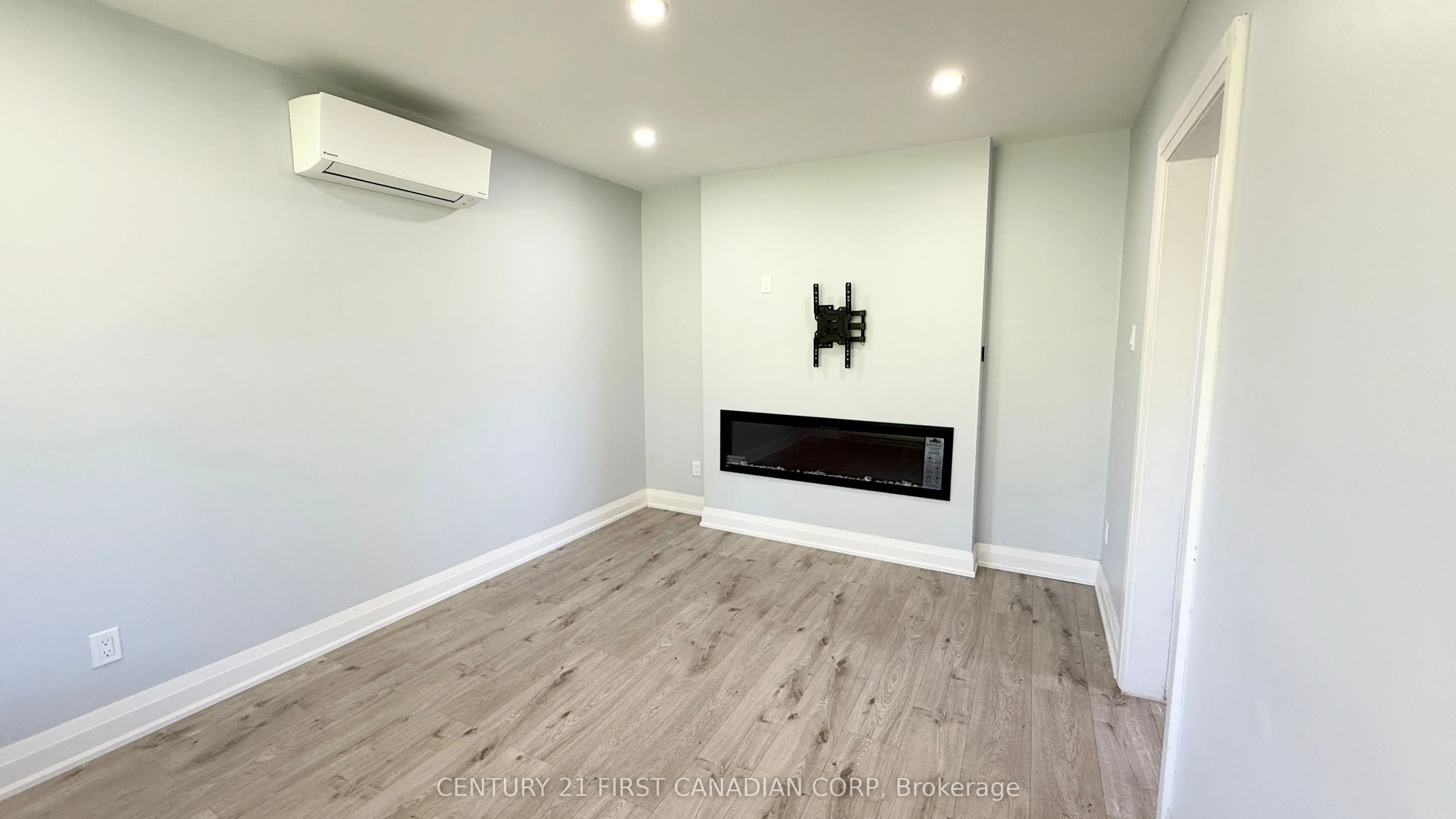 17 Carfrae Crescent, #Upper Apartment