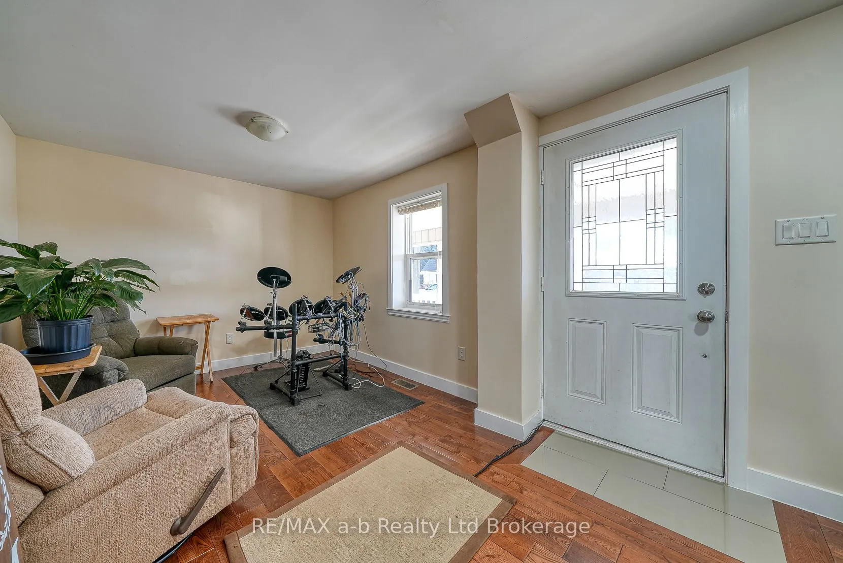 27 Sovereign Street W
