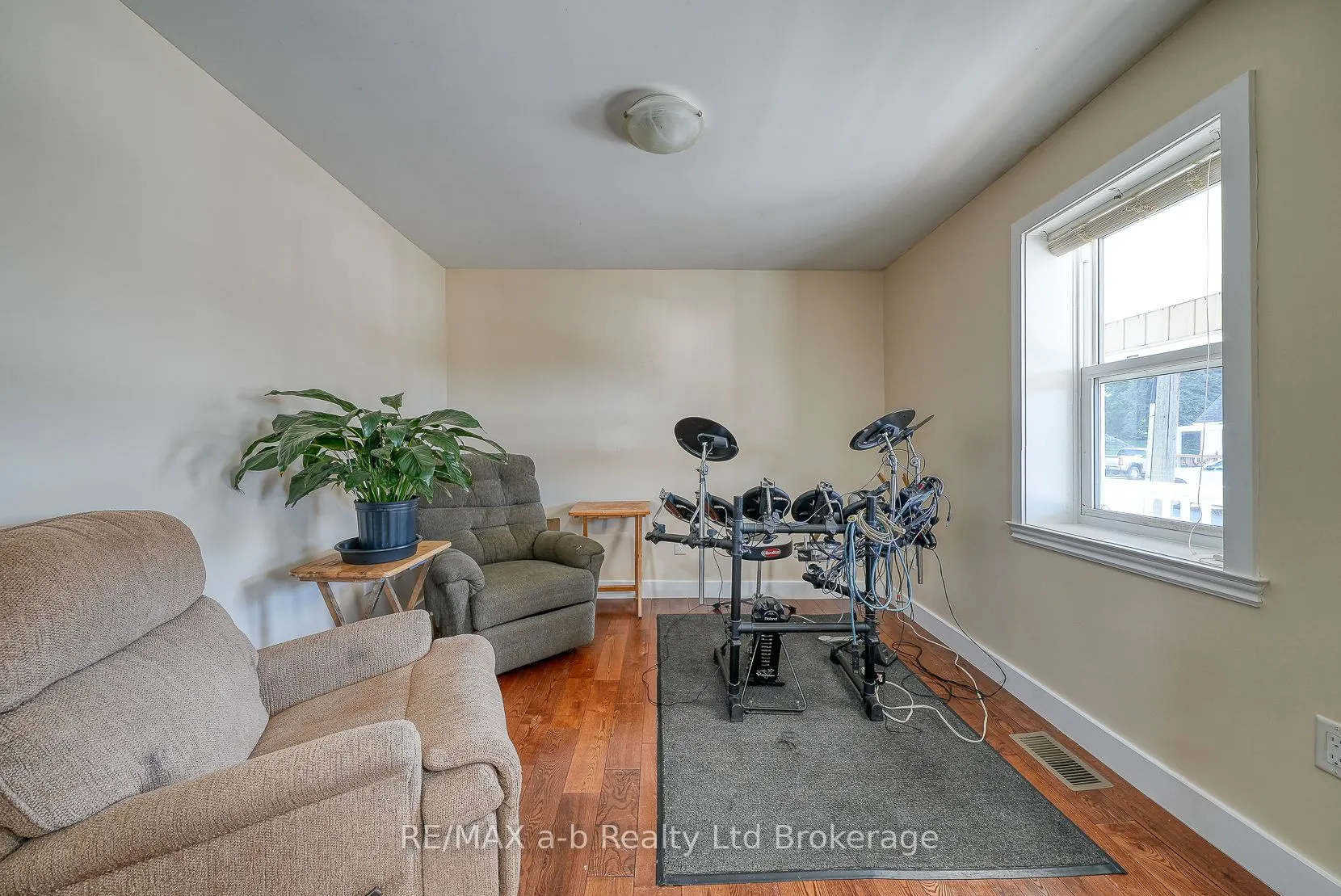 27 Sovereign Street W