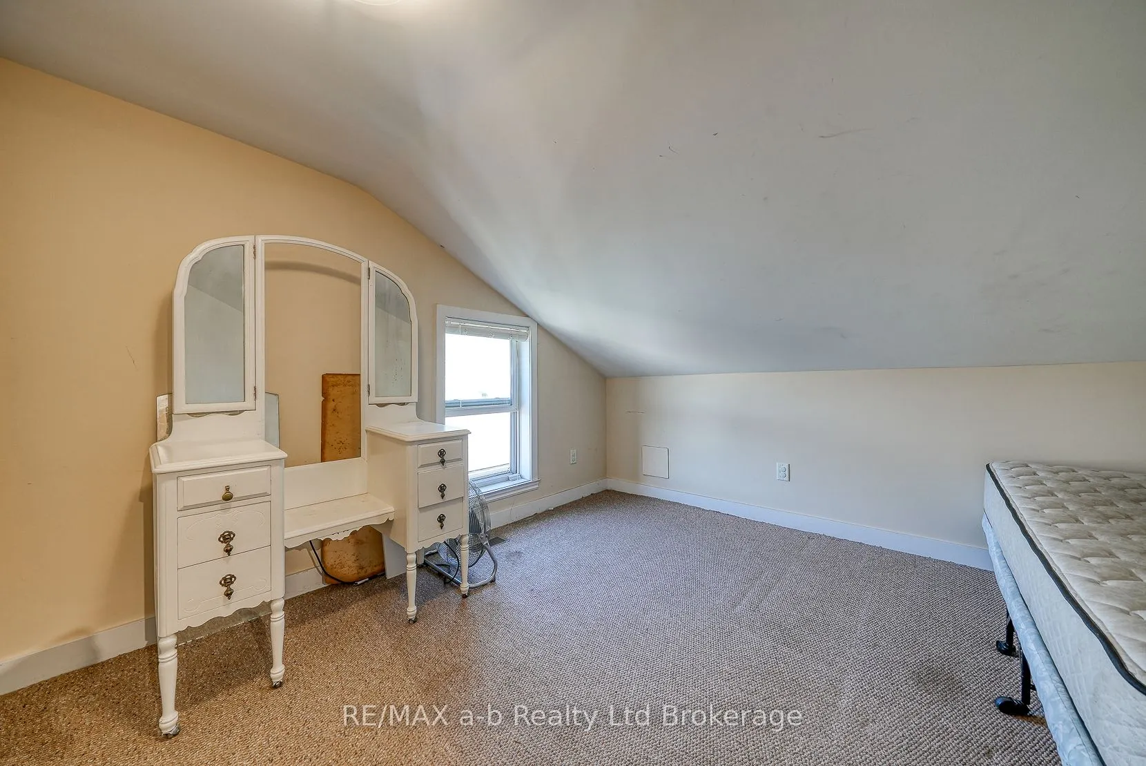 27 Sovereign Street W