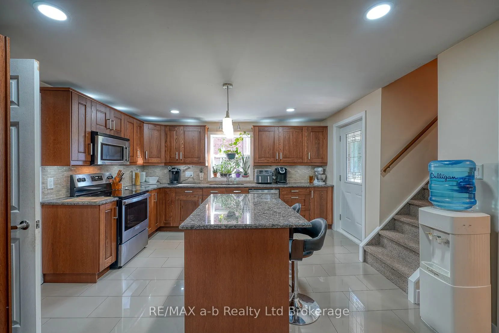 27 Sovereign Street W