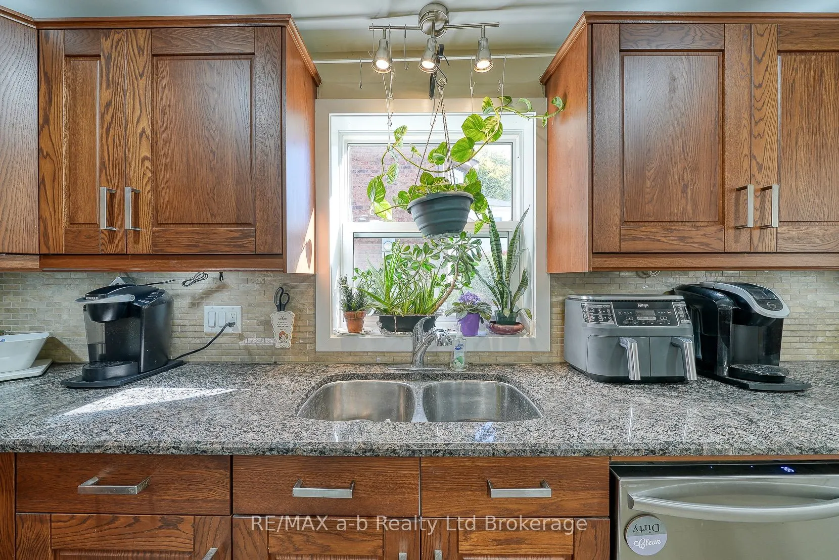 27 Sovereign Street W