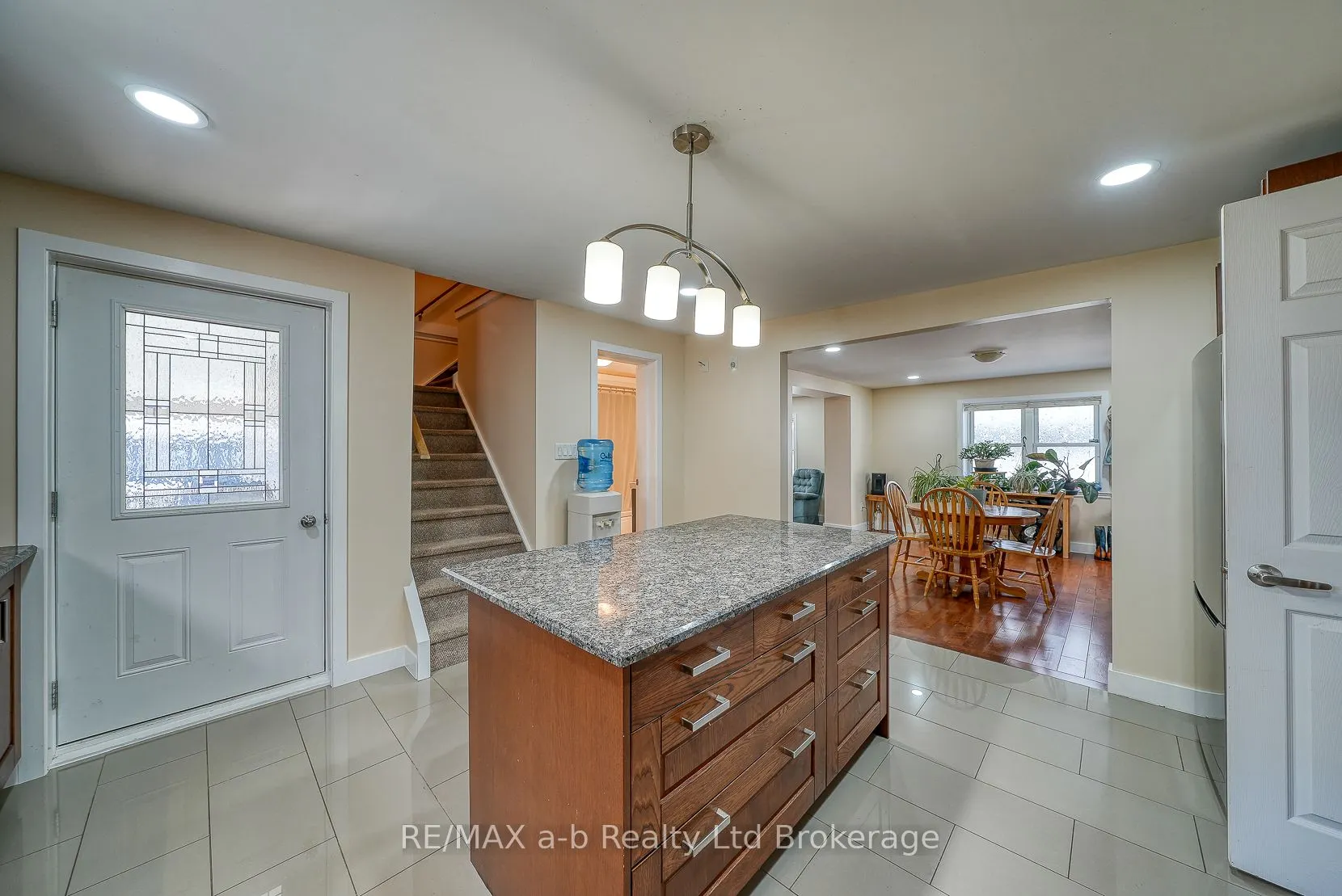 27 Sovereign Street W