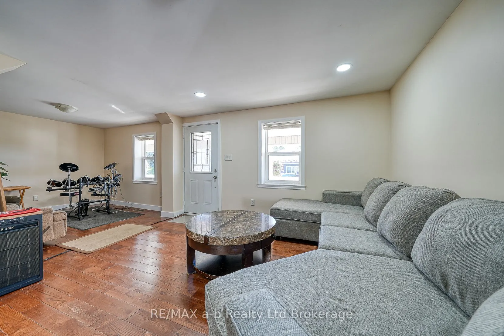 27 Sovereign Street W