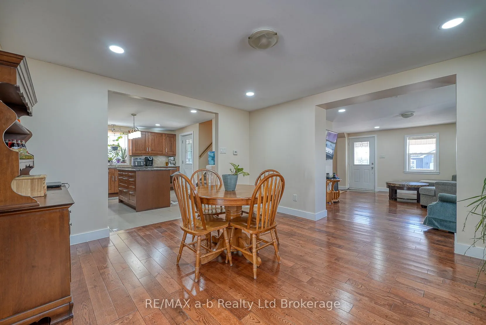 27 Sovereign Street W