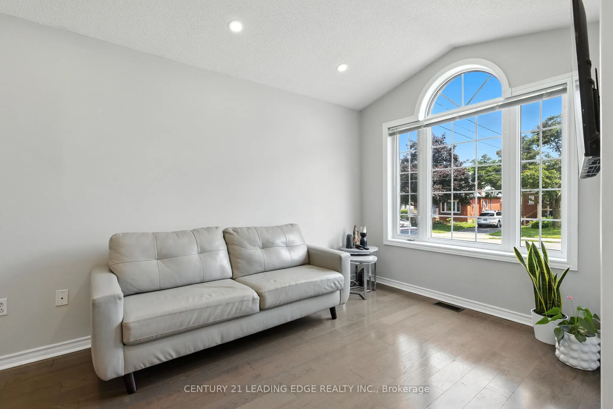 286 E 12TH Street