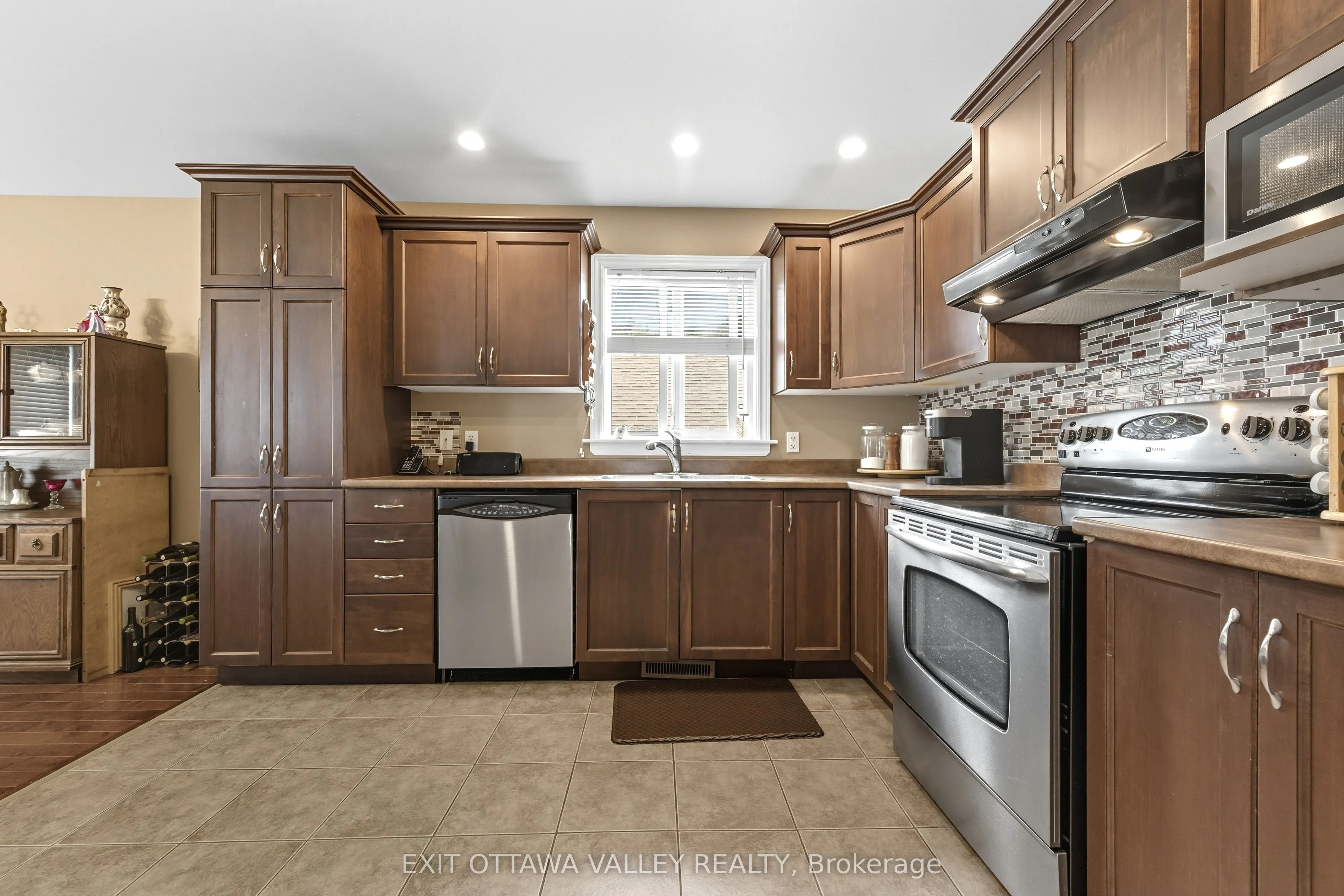 8 Cockcroft Crescent
