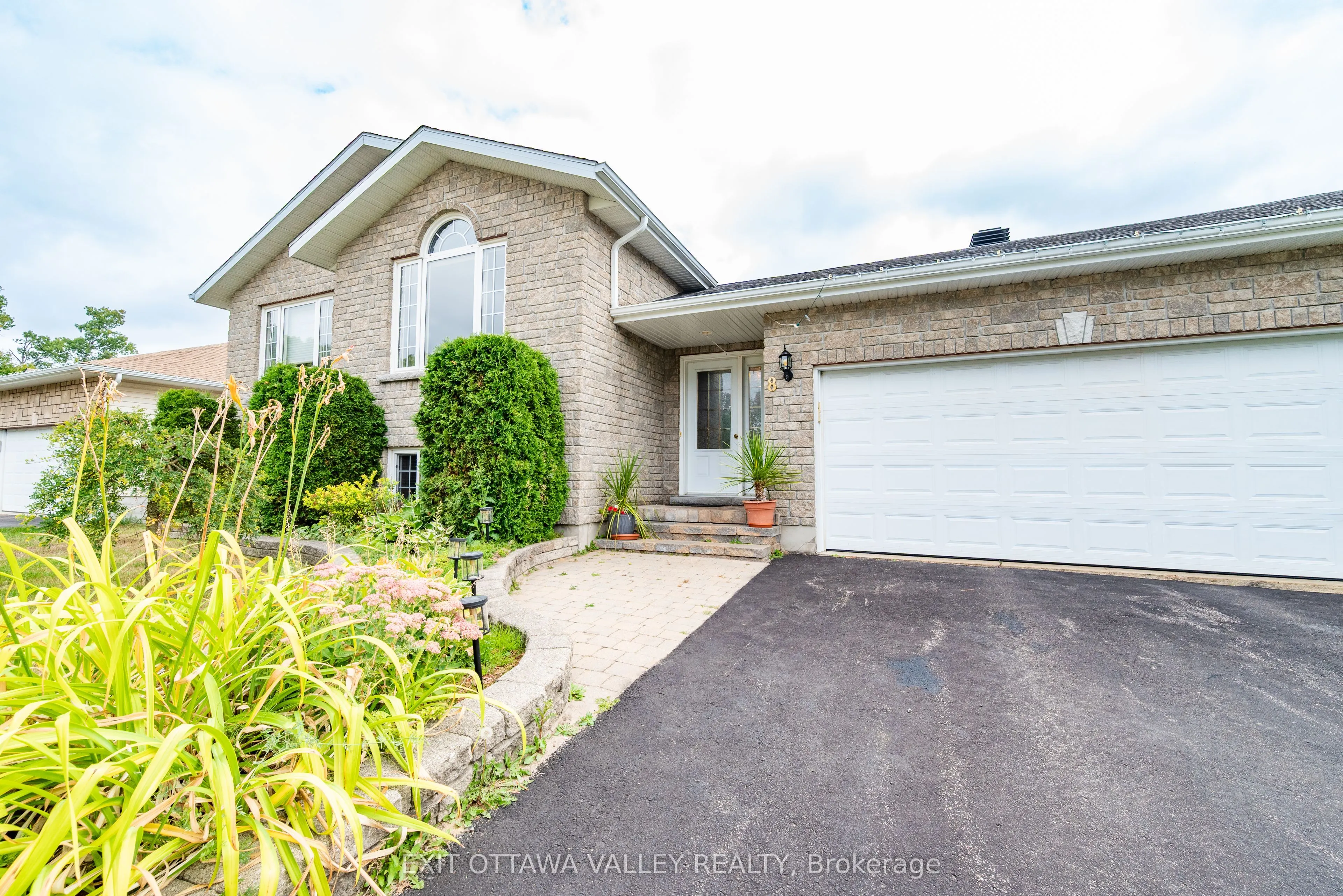 8 Cockcroft Crescent