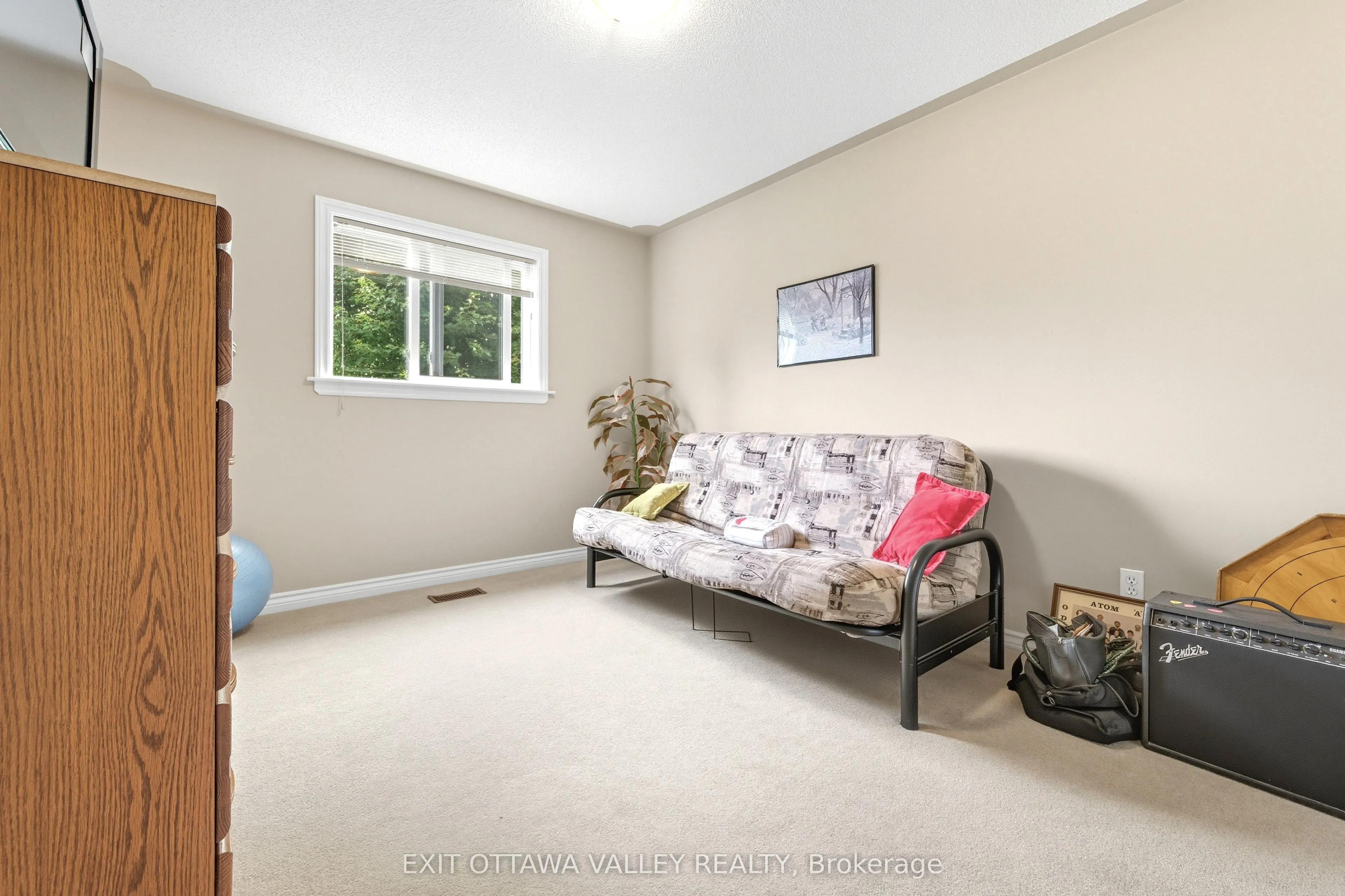 8 Cockcroft Crescent