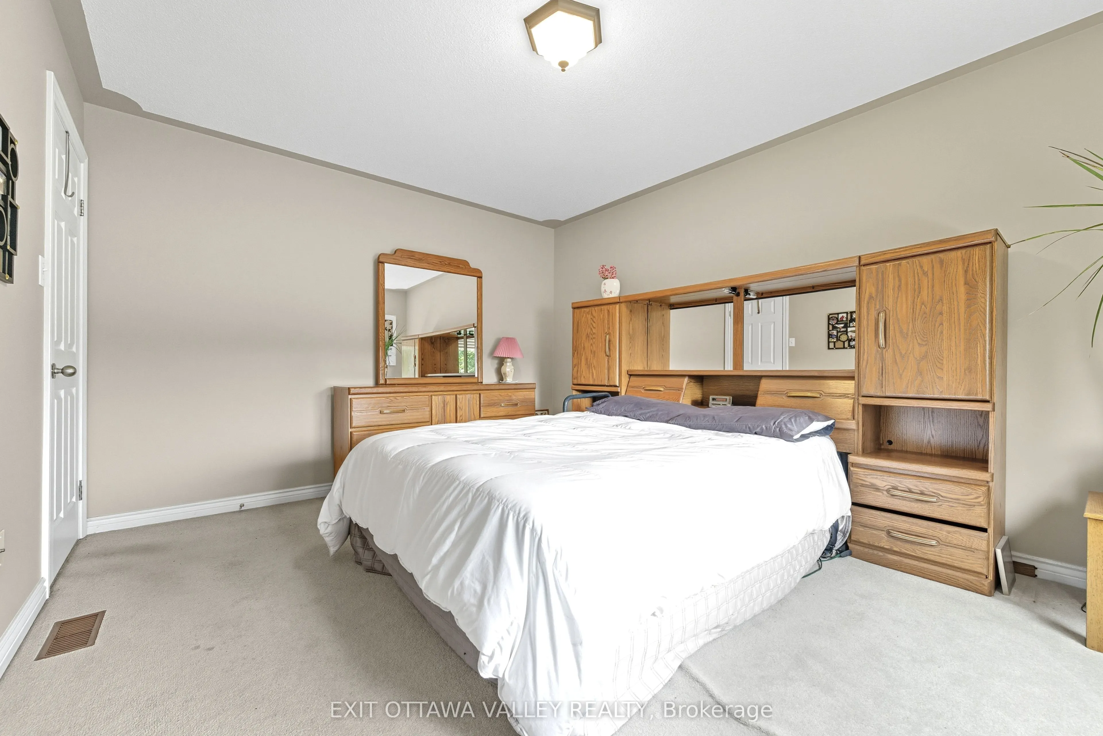 8 Cockcroft Crescent