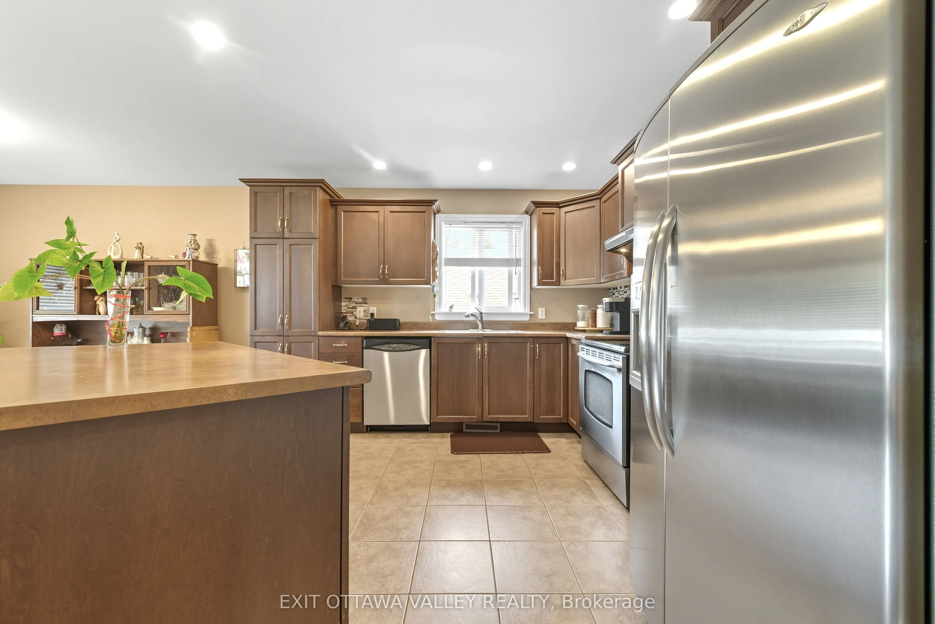 8 Cockcroft Crescent