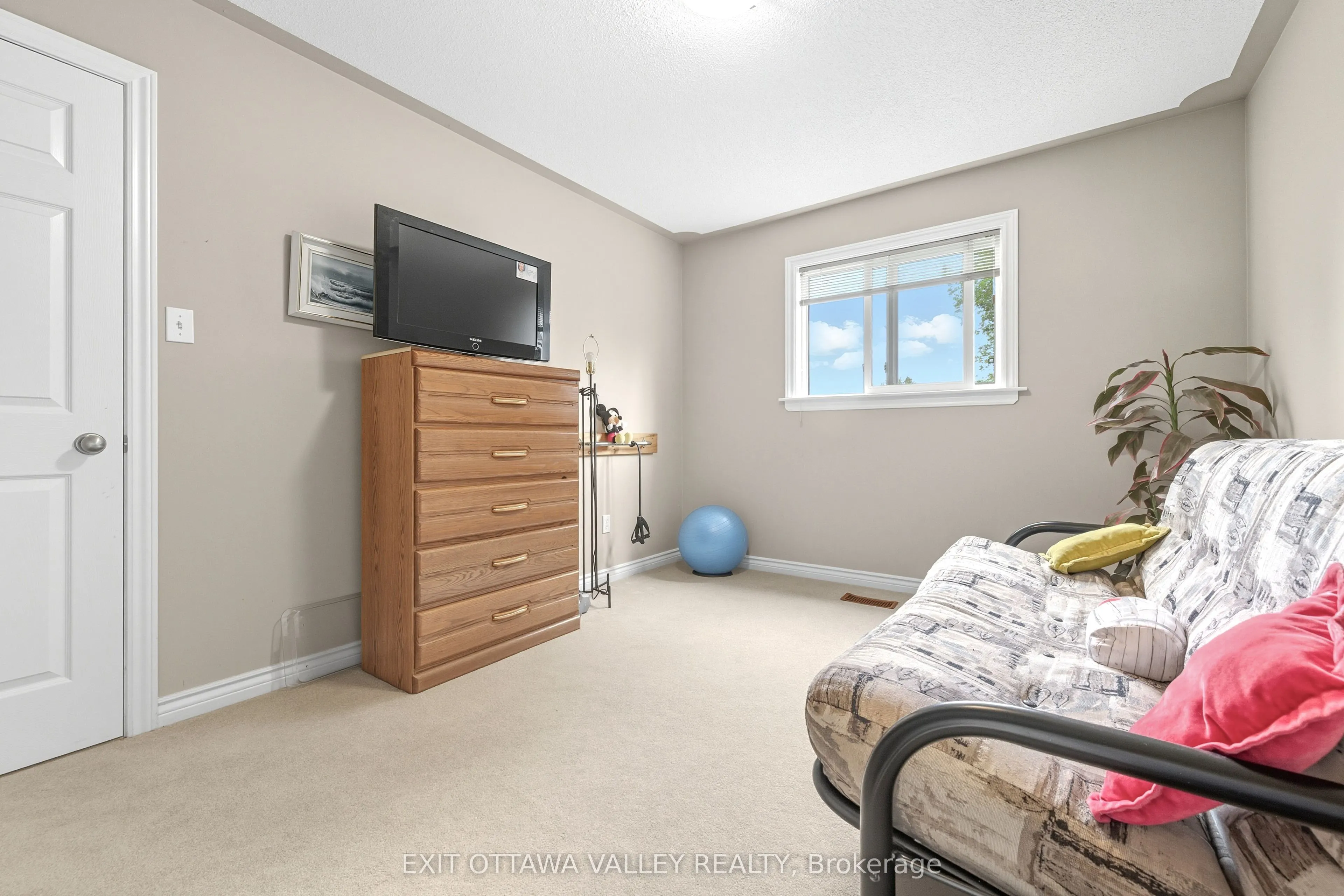 8 Cockcroft Crescent