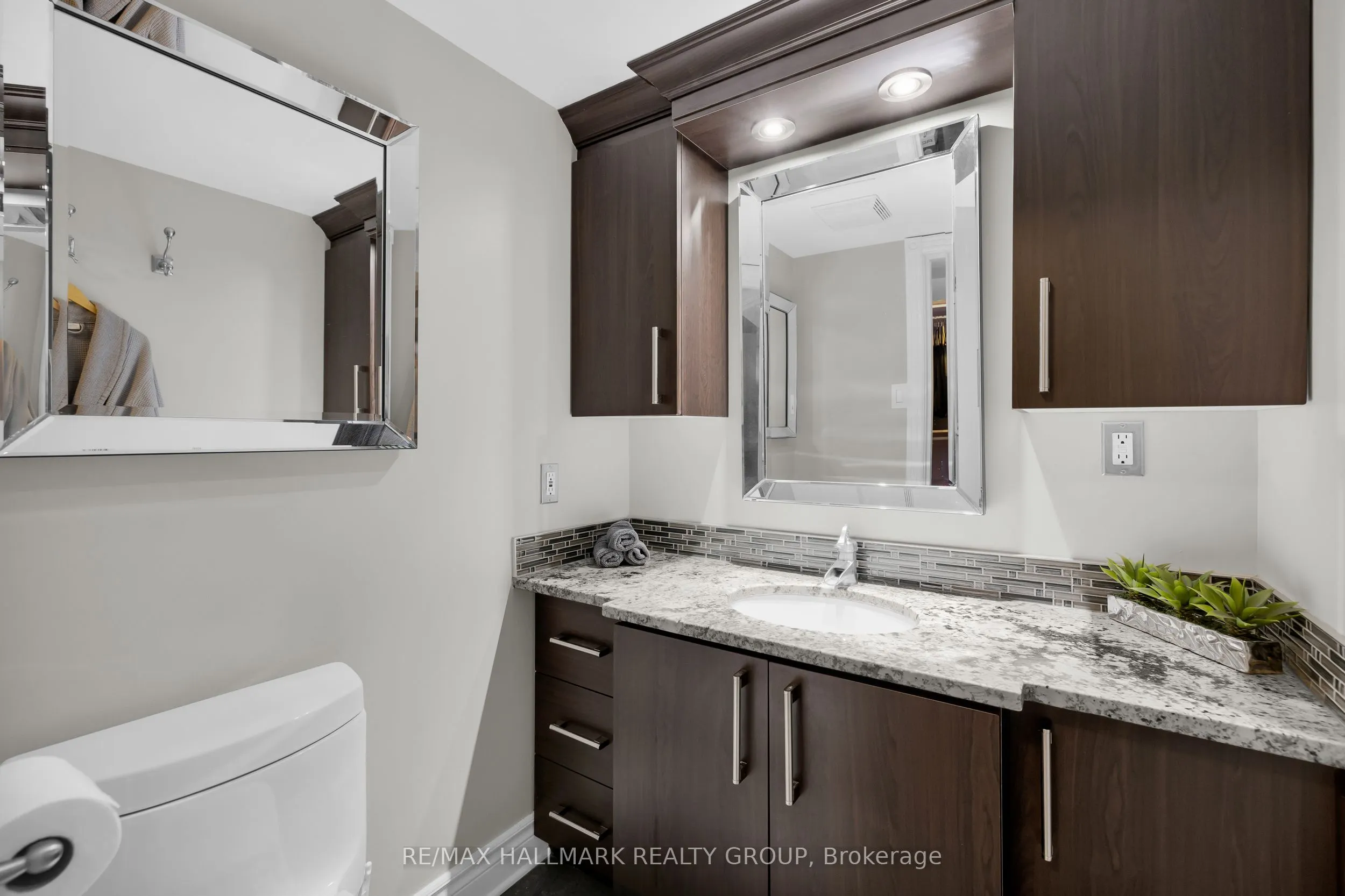 470 Laurier Avenue W, #402