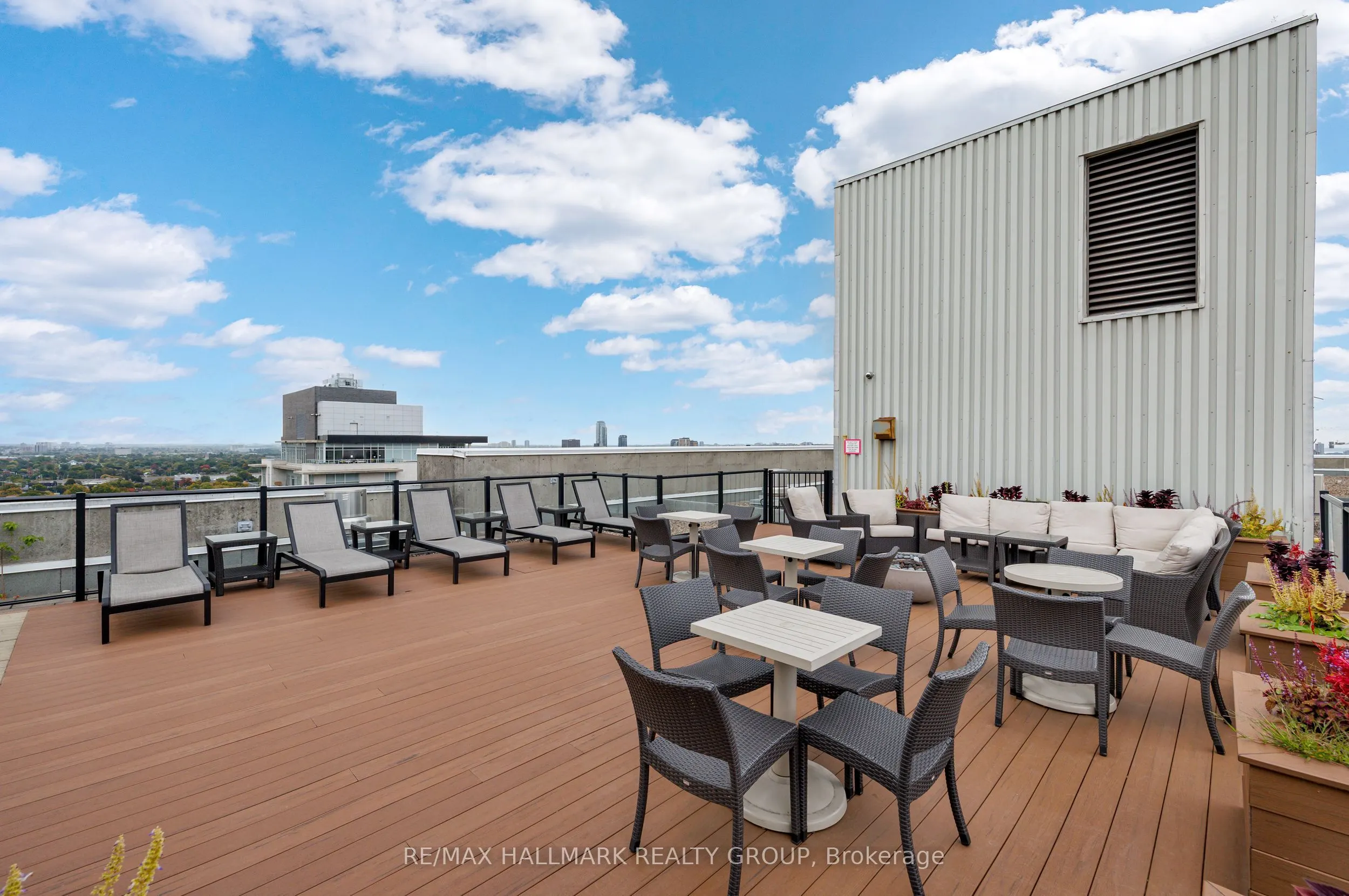 470 Laurier Avenue W, #402